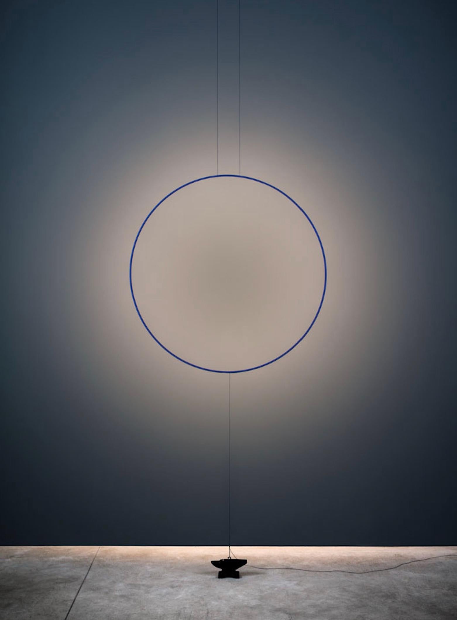 Il Sorry Giotto, disegnato da Enzo Catellani, cattura l'essenza della semplicità e del minimalismo. Il suo anello di rame dipinto a mano forma un cerchio perfetto, emettendo una luce d'ambiente elegante e morbida che valorizza lo spazio senza