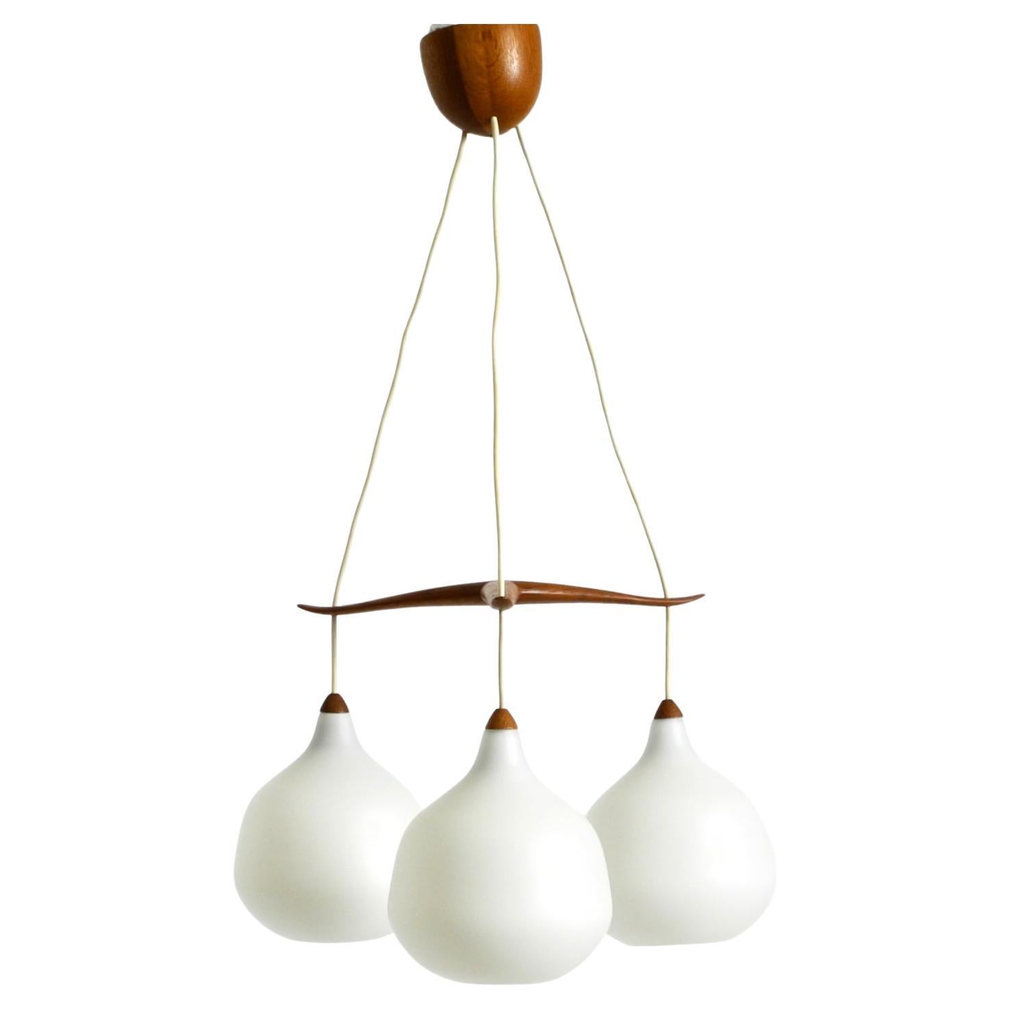 Lampada a sospensione con paralumi in vetro e struttura in teak di Uno 
Östen Kristiansson