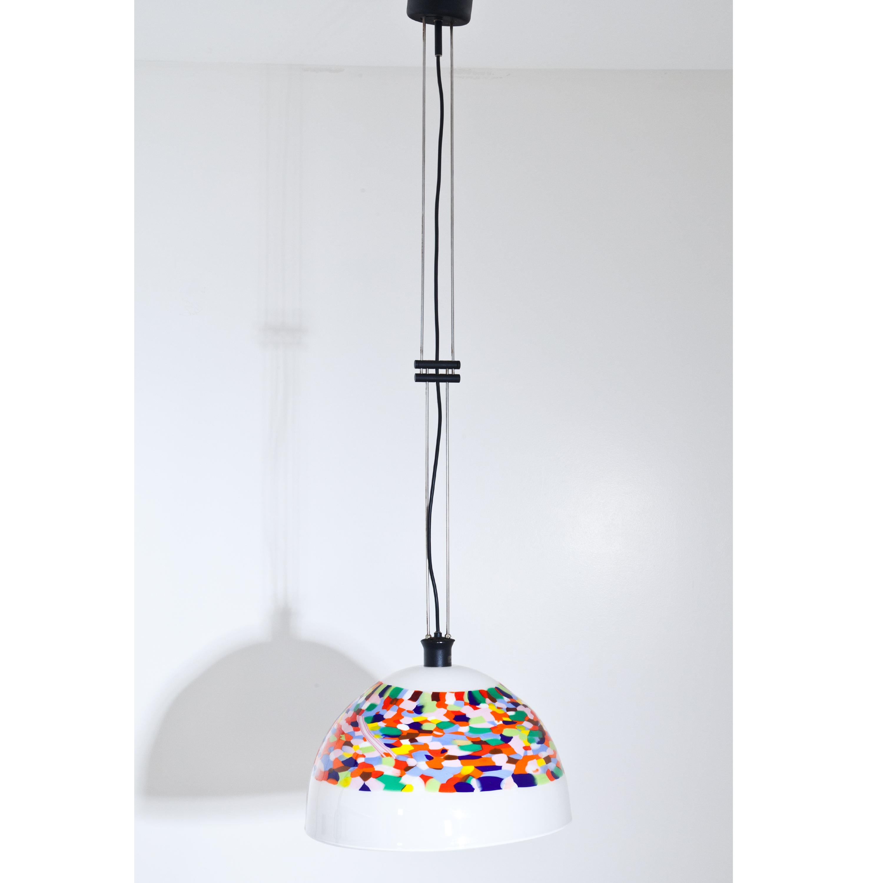 Pendant lamp with round, colored Murrine glass shade (H: 26 x Ø42 cm). The holder can be adjusted in height from 100 cm to 140 cm.
  