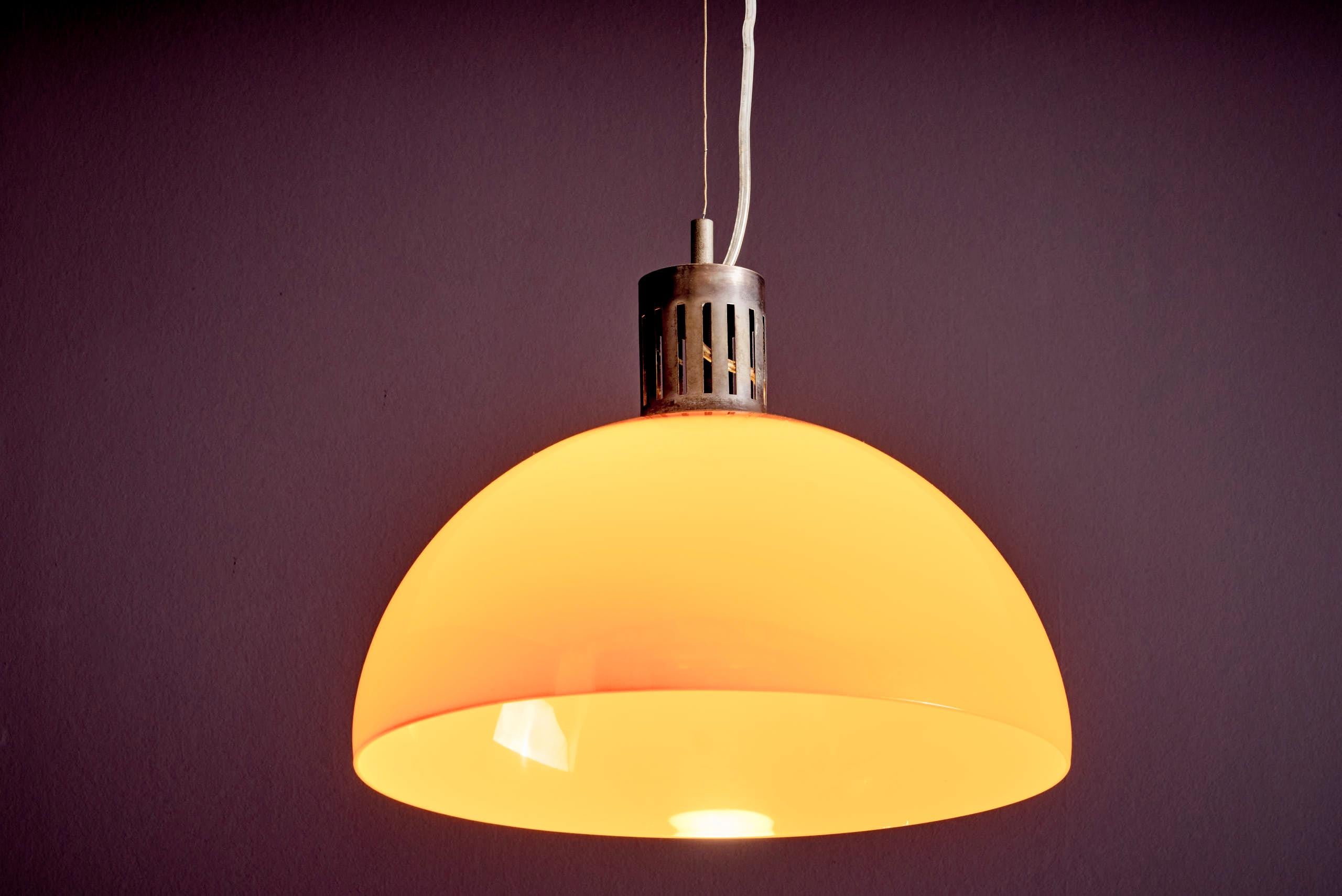 Mid-Century moderno Lampada a sospensione con paralume in acrilico arancione in vendita