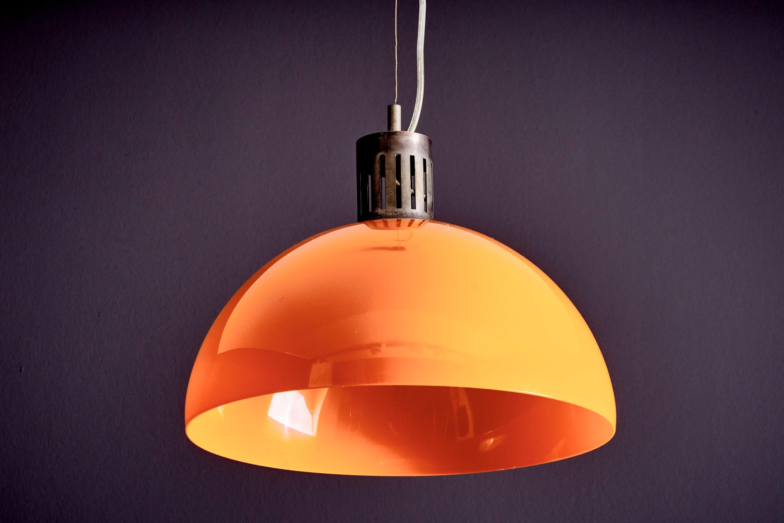 Italiano Lampada a sospensione con paralume in acrilico arancione in vendita