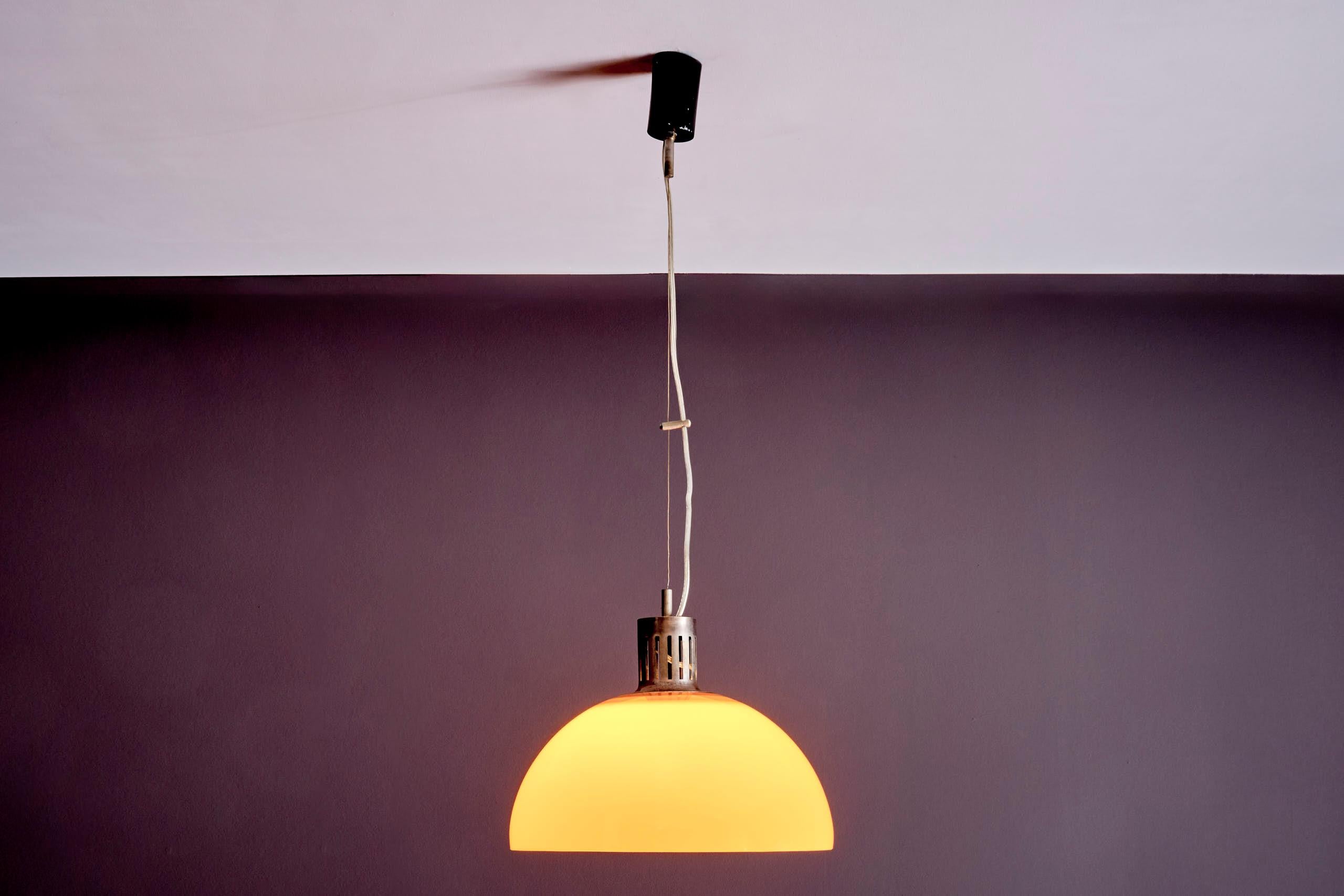 Lampada a sospensione con paralume in acrilico arancione In condizioni discrete in vendita a Berlin, DE