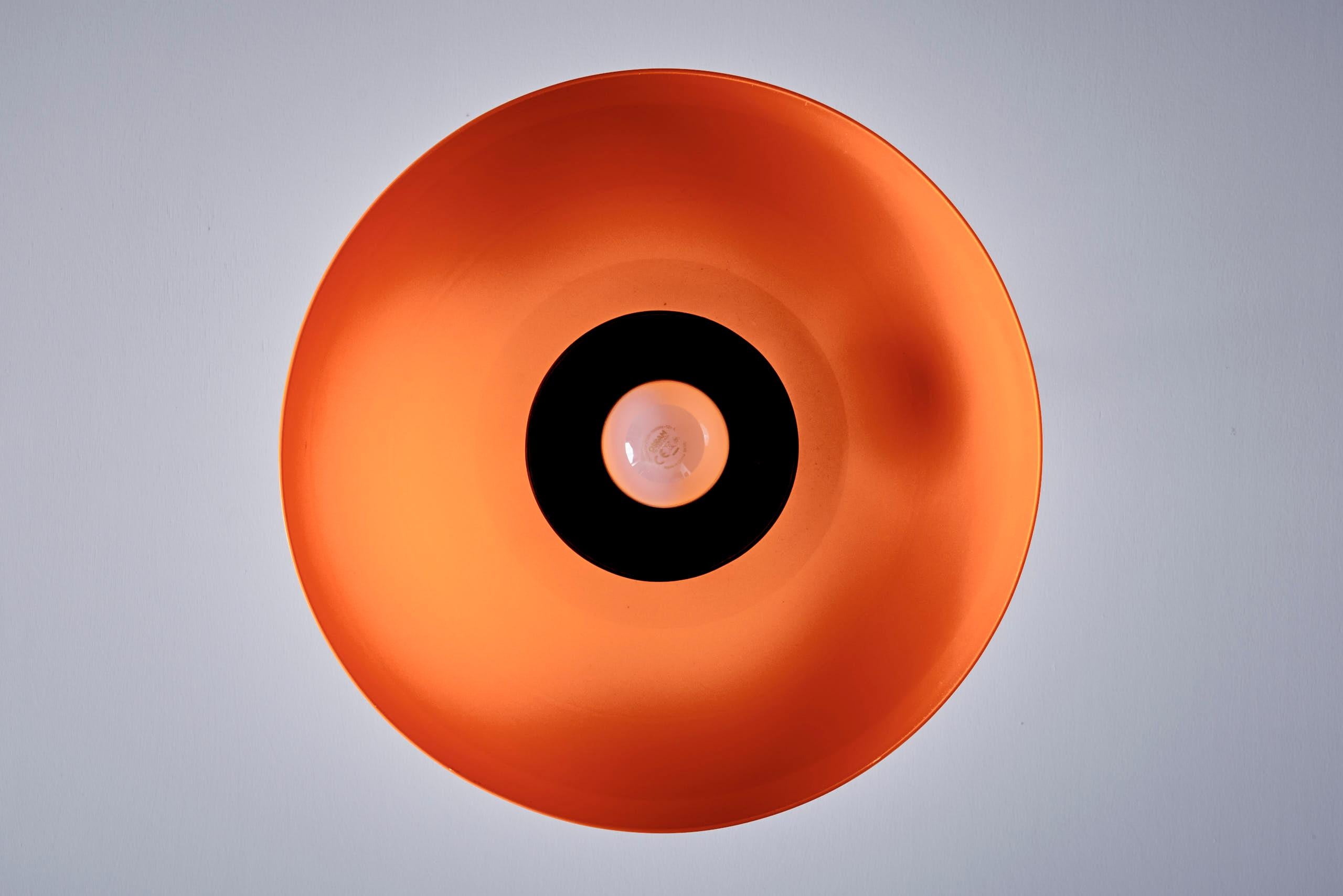 Lampada a sospensione con paralume in acrilico arancione in vendita 1