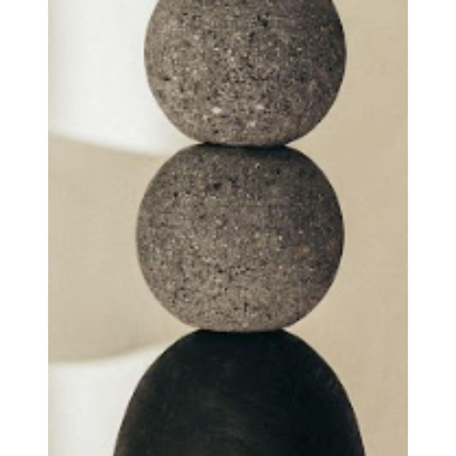 Postmoderne Lampe à suspension avec boules de pierre volcanique et bois brûlé de Daniel Orozco en vente