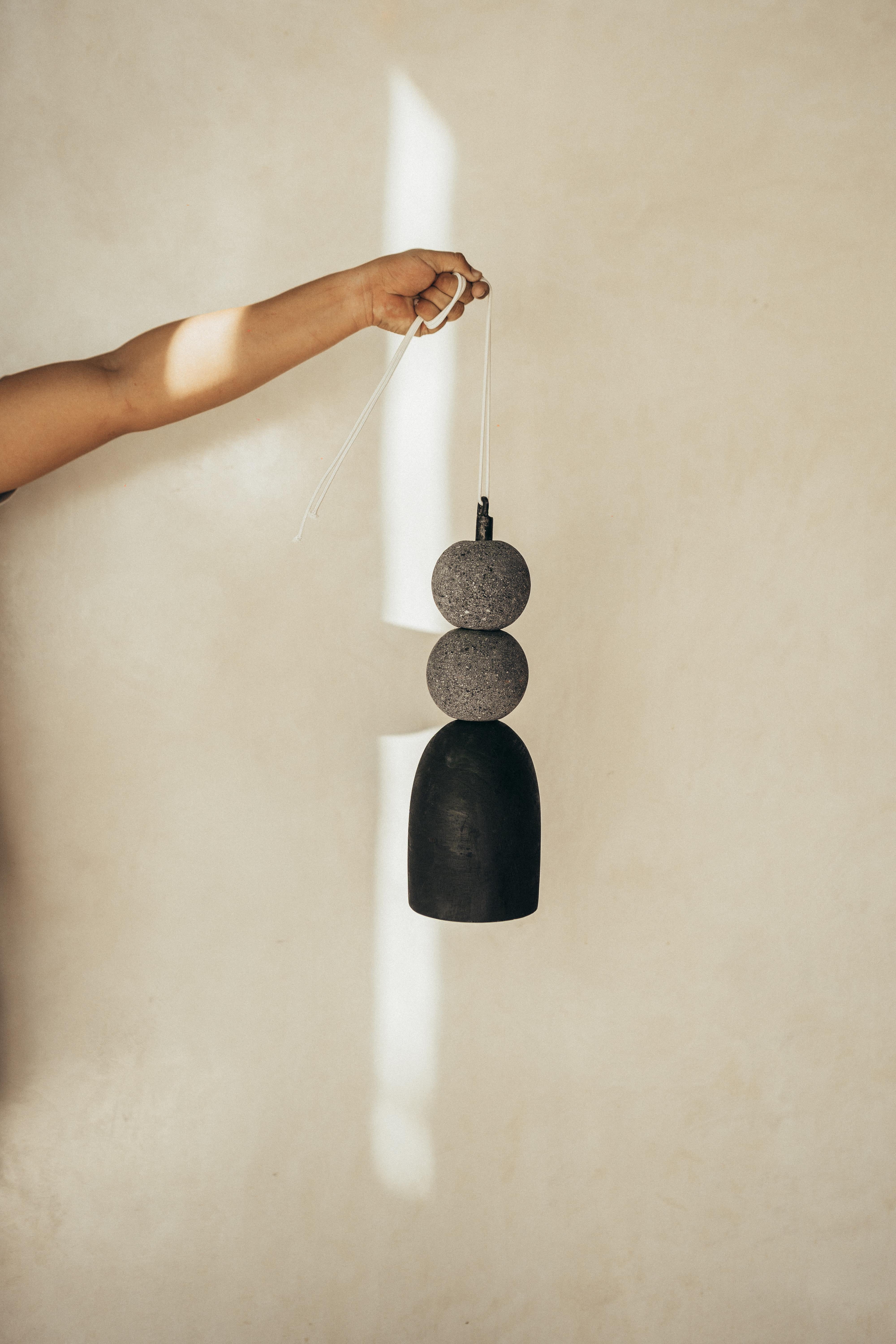 Lampe à suspension avec boules de pierre volcanique et bois brûlé de Daniel Orozco Neuf - En vente à Geneve, CH