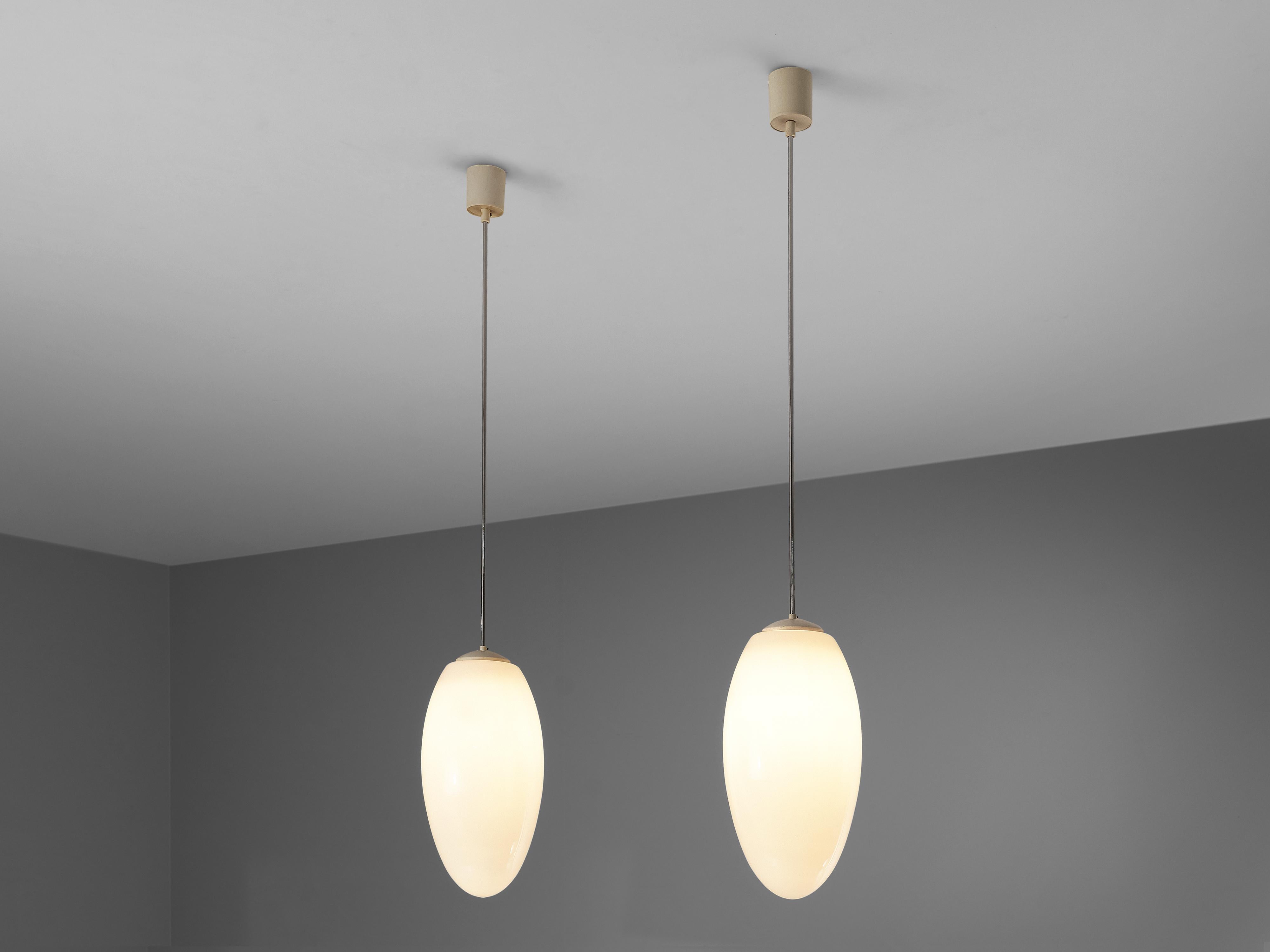 Mid-Century Modern Lampes suspendues en verre opalin et métal en vente