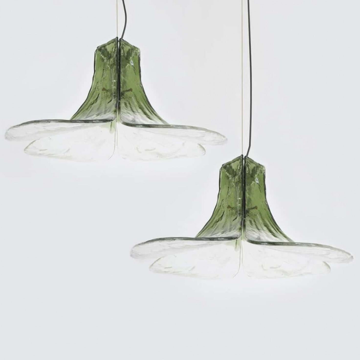 Una coppia di eccezionali lampade a sospensione modello LS185 di Carlo Nason per Mazzega.
Quattro foglie verdi e cristalline compongono questo bellissimo pezzo in vetro di Murano lavorato a mano.

Misure: H. H. 43