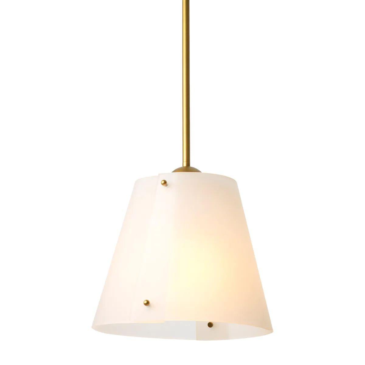 Questa lampada a sospensione presenta un'elegante finitura in ottone antico abbinata a due metà di vetro bianco latte, creando un design scultoreo sofisticato e moderno. La silhouette liscia e arrotondata e l'ottone lucido conferiscono a questo