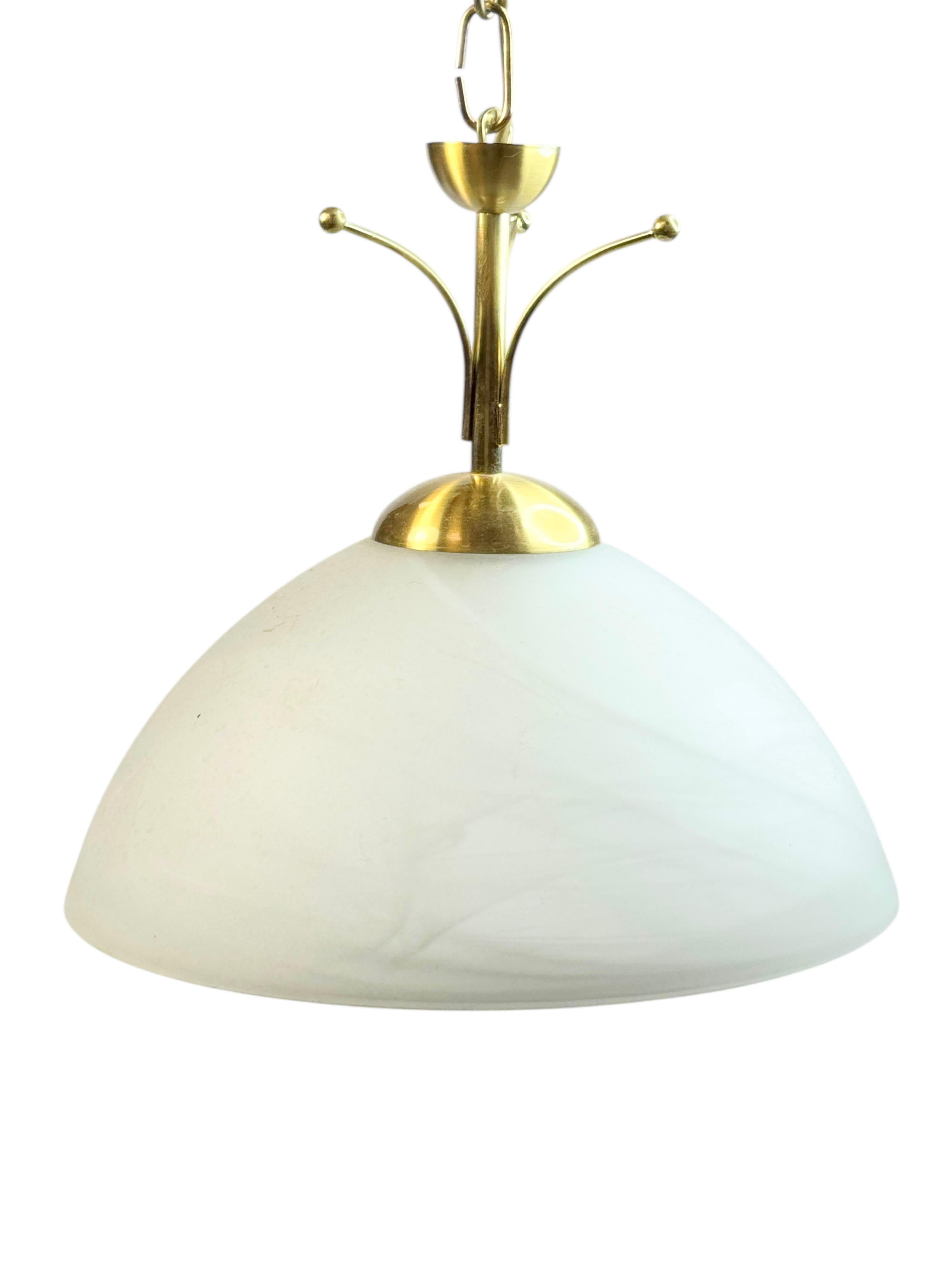 Plafoniera modernista austriaca in ottone e vetro d'alabastro, anni '80

Una bellissima plafoniera realizzata in Austria negli anni '80, caratterizzata da un'elegante combinazione di metallo ottone e vetro color alabastro. Il paralume in vetro,