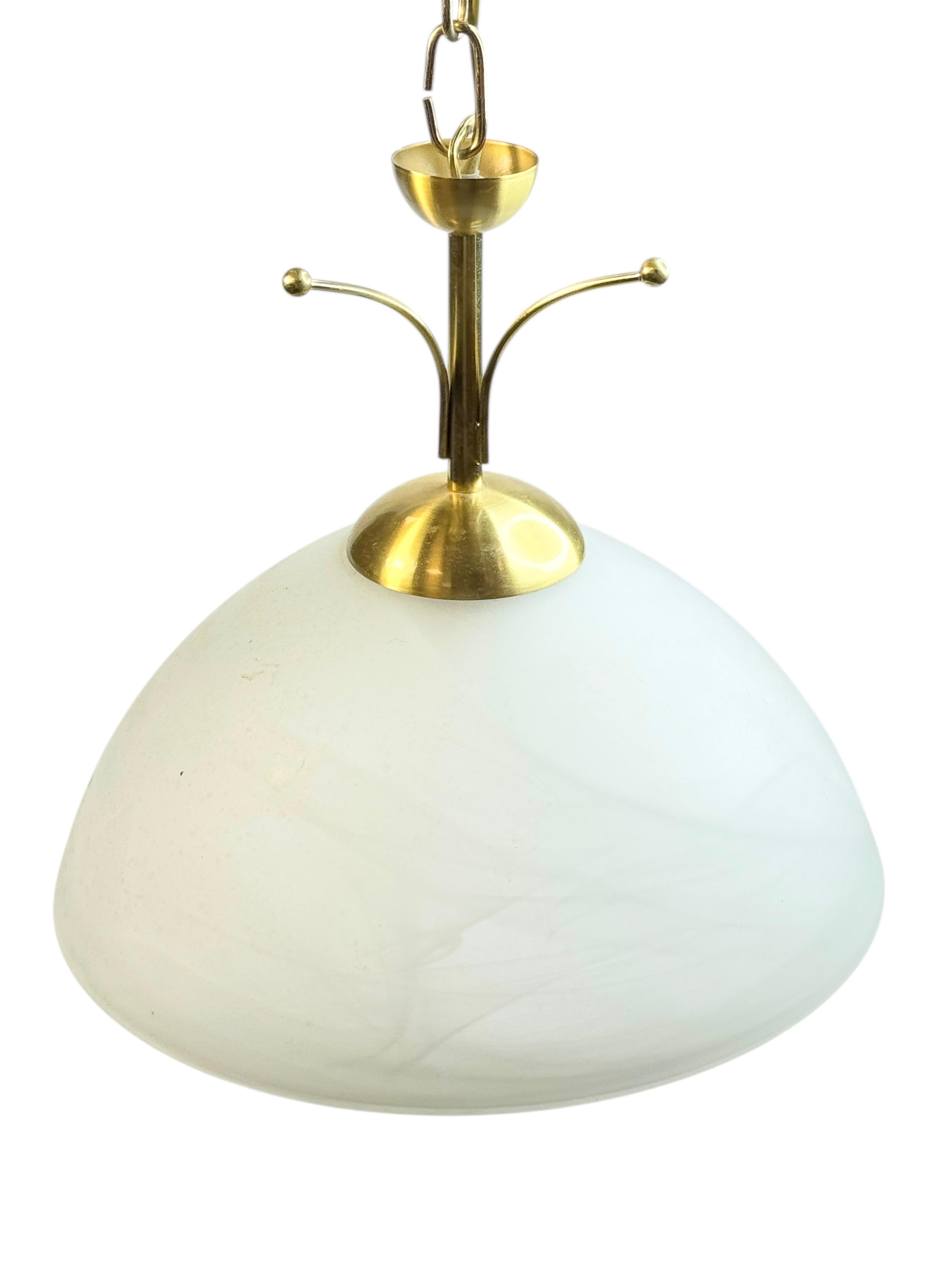 Mid-Century moderno Lampada a sospensione in ottone e vetro color alabastro, EGLO Leuchten Austria in vendita