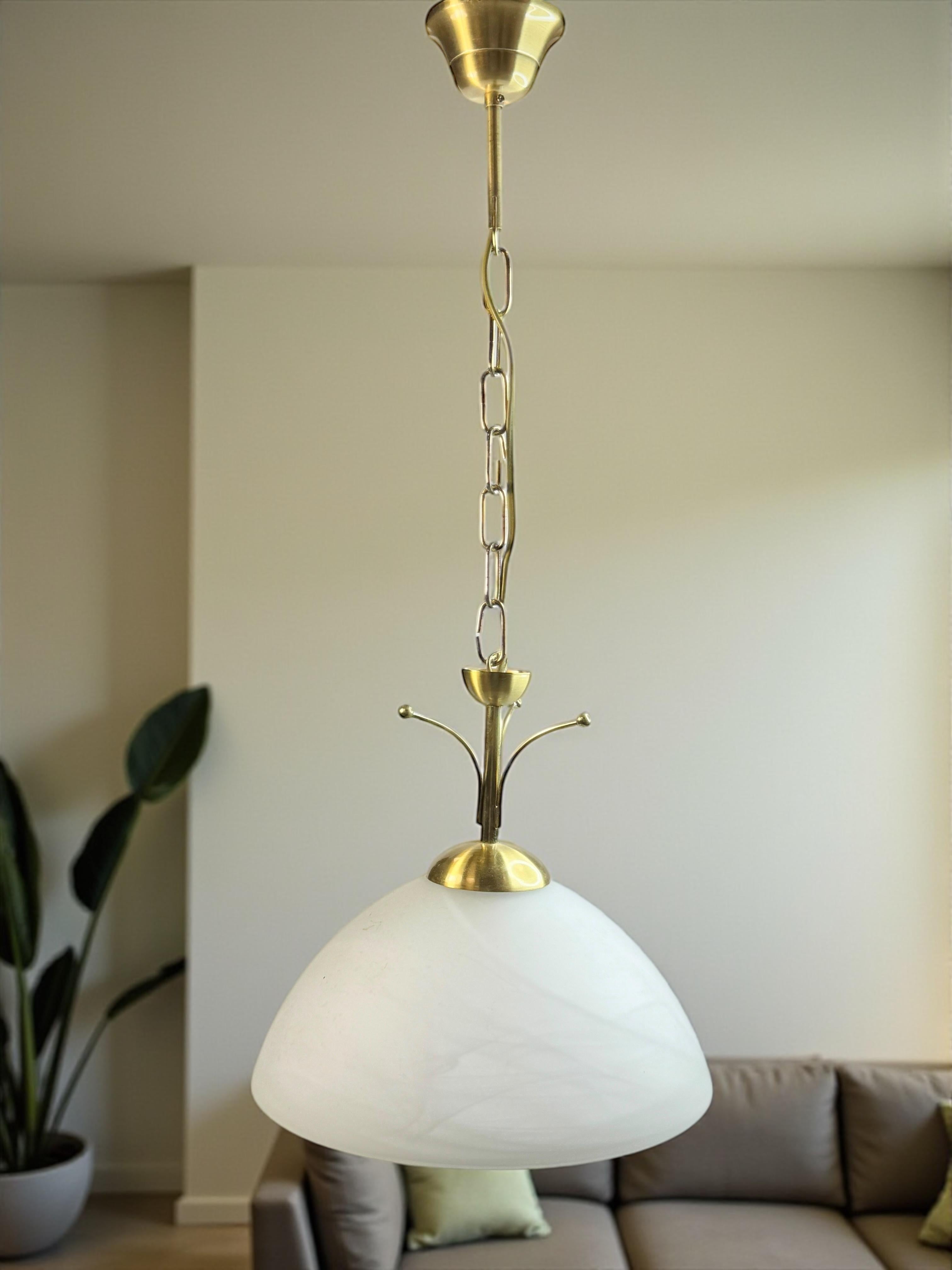 Austriaco Lampada a sospensione in ottone e vetro color alabastro, EGLO Leuchten Austria in vendita