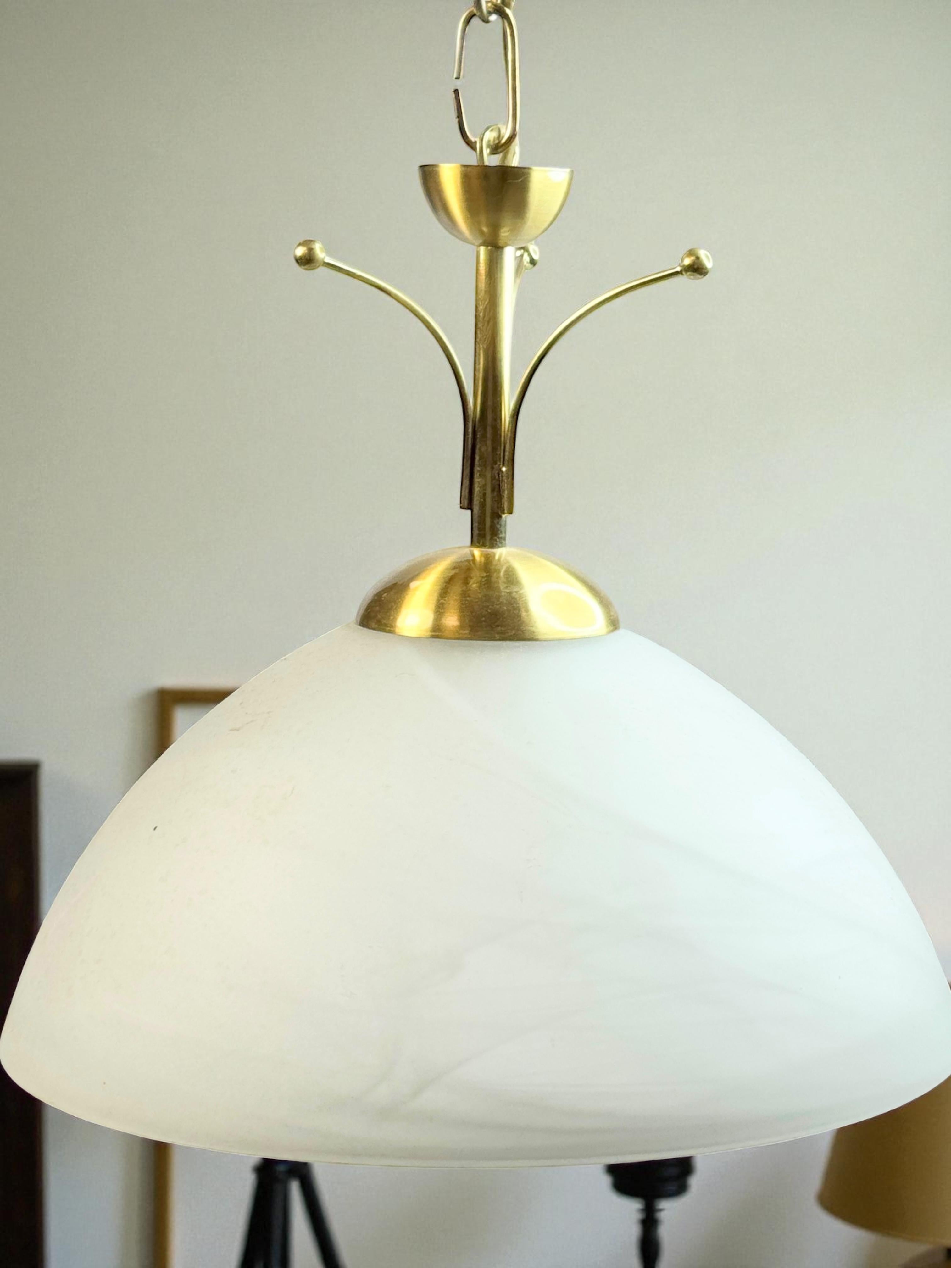 Lampada a sospensione in ottone e vetro color alabastro, EGLO Leuchten Austria In condizioni buone in vendita a Nuernberg, DE