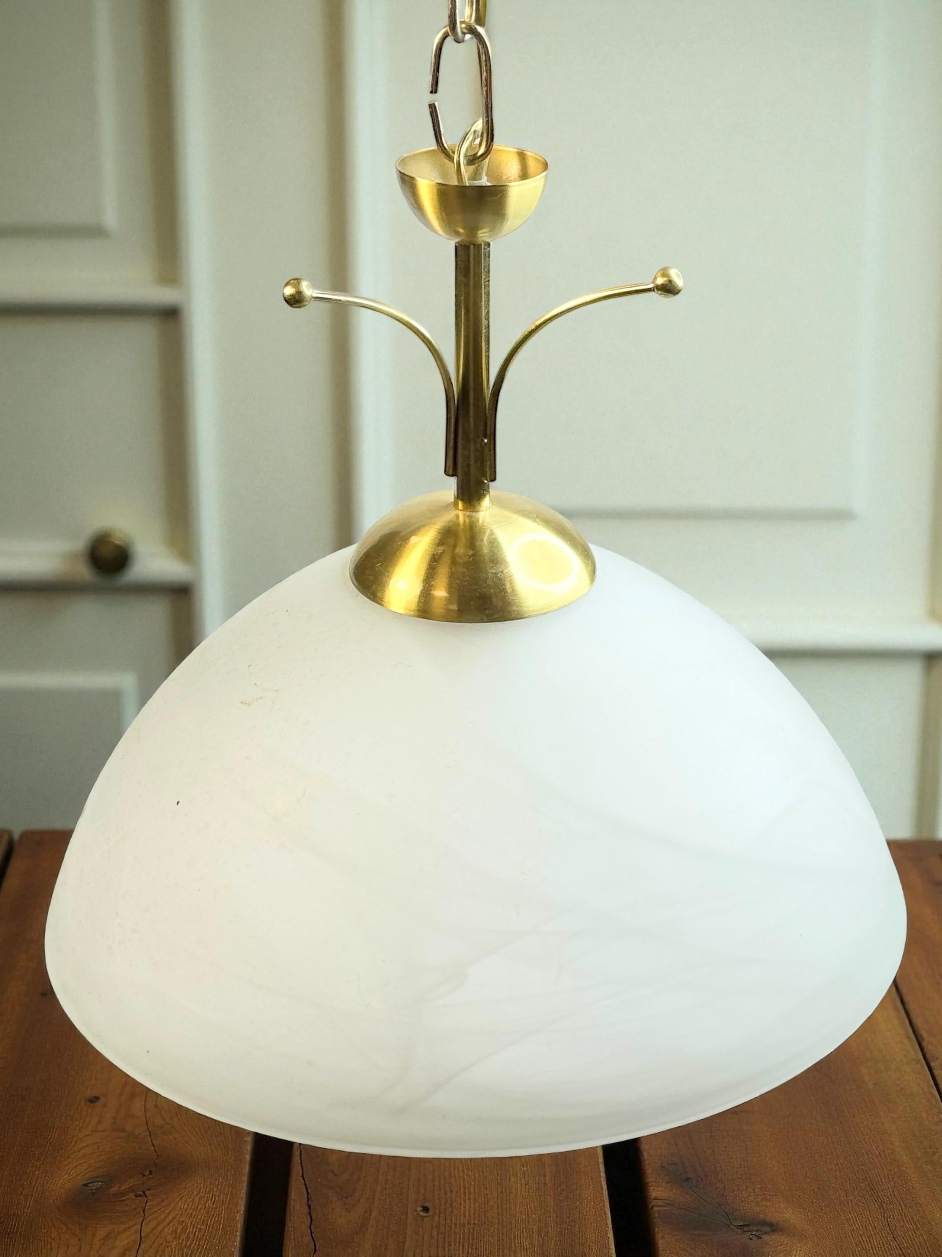 Fine XX secolo Lampada a sospensione in ottone e vetro color alabastro, EGLO Leuchten Austria in vendita