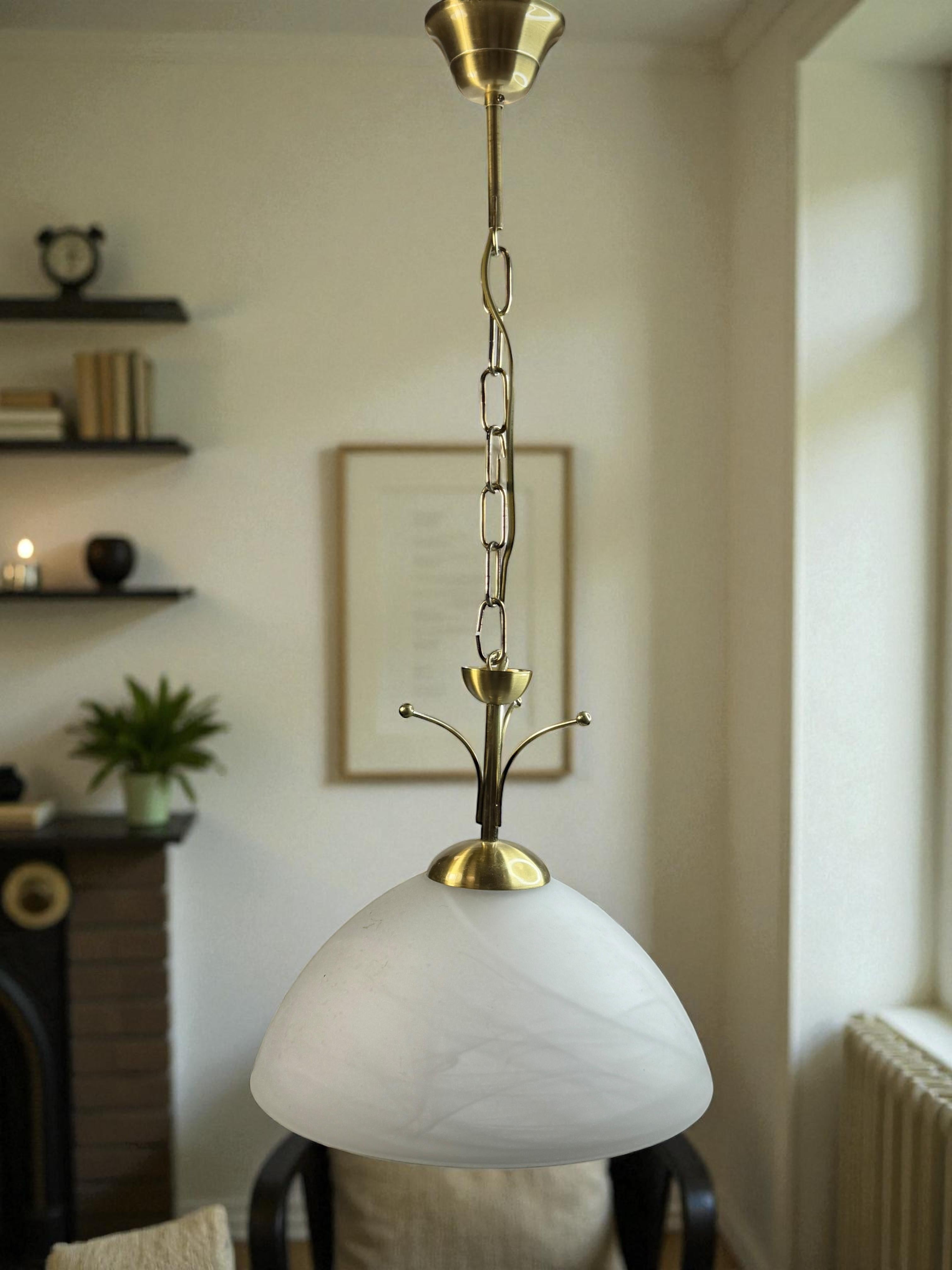 Metallo Lampada a sospensione in ottone e vetro color alabastro, EGLO Leuchten Austria in vendita