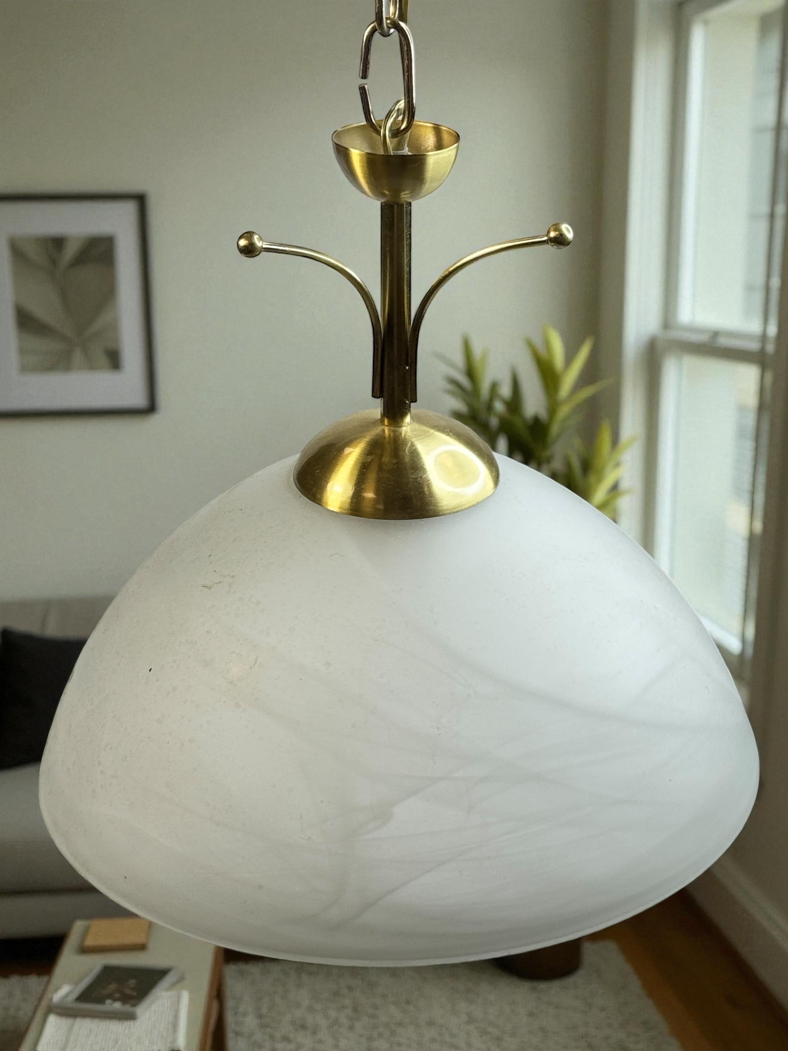 Lampada a sospensione in ottone e vetro color alabastro, EGLO Leuchten Austria in vendita 1