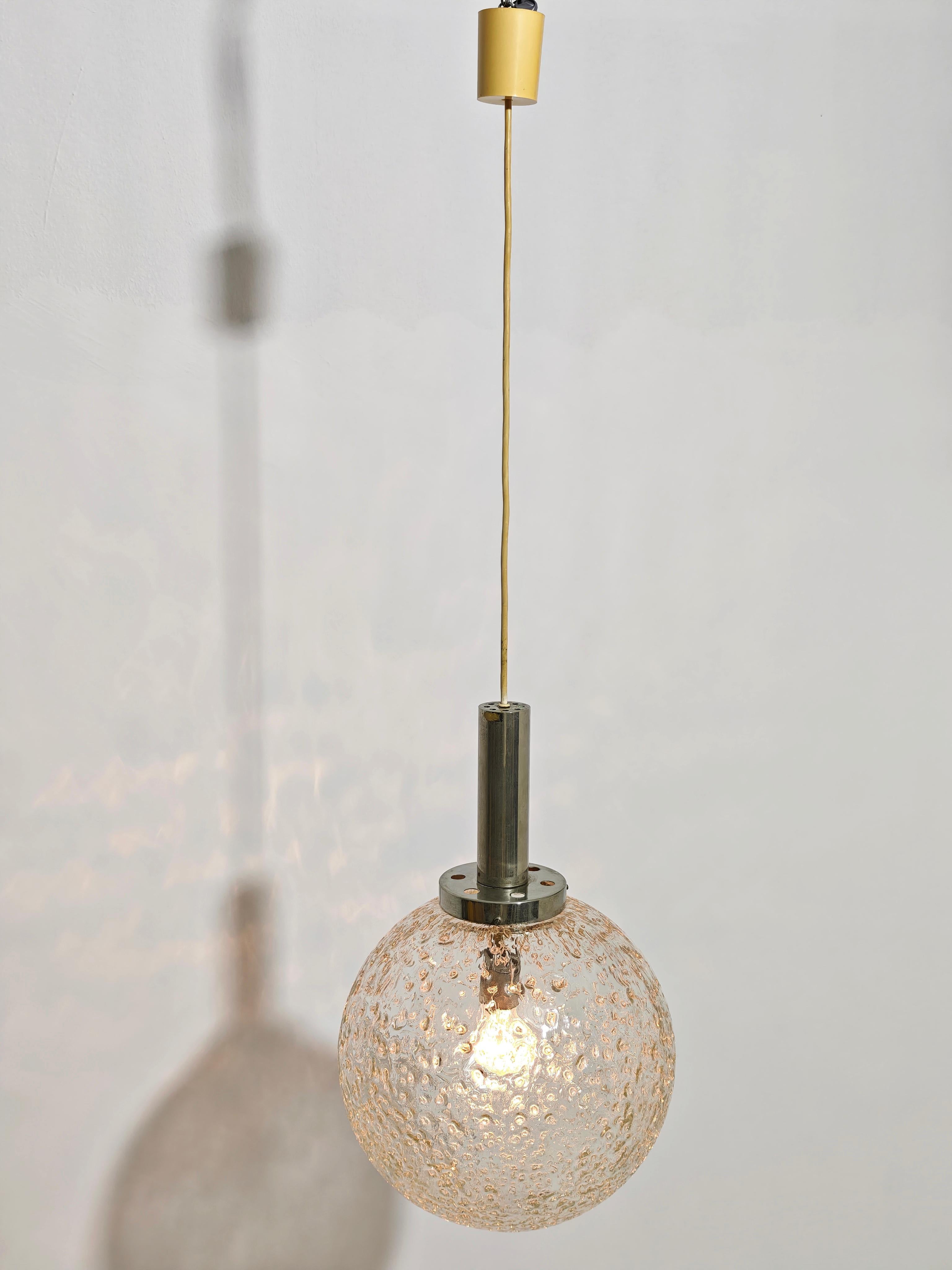 Lampada a sospensione di Doria, globo di vetro e ottone cromato anni '70 Mid-Century Modern in vendita 3