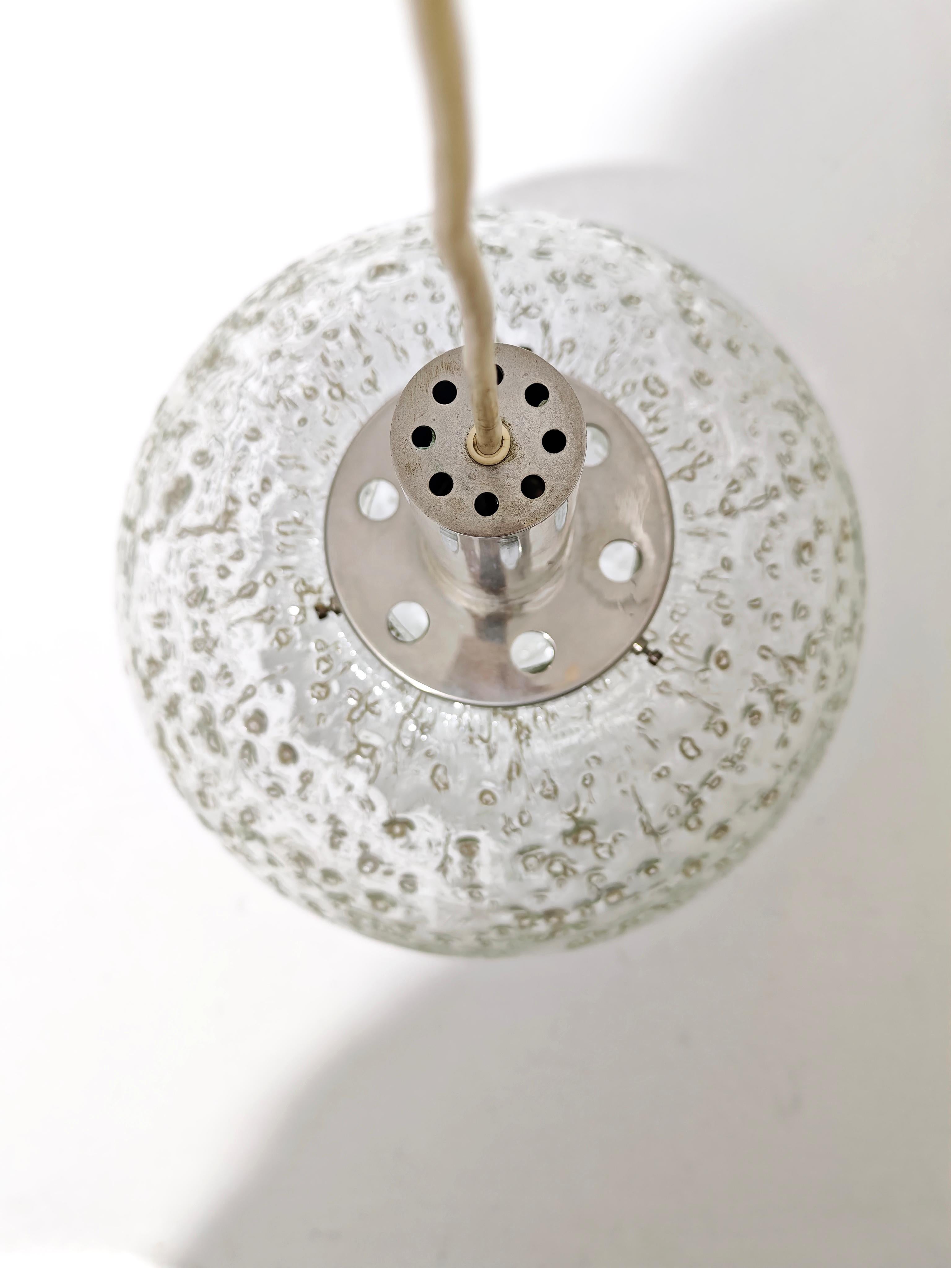 Lampada a sospensione di Doria, globo di vetro e ottone cromato anni '70 Mid-Century Modern in vendita 5