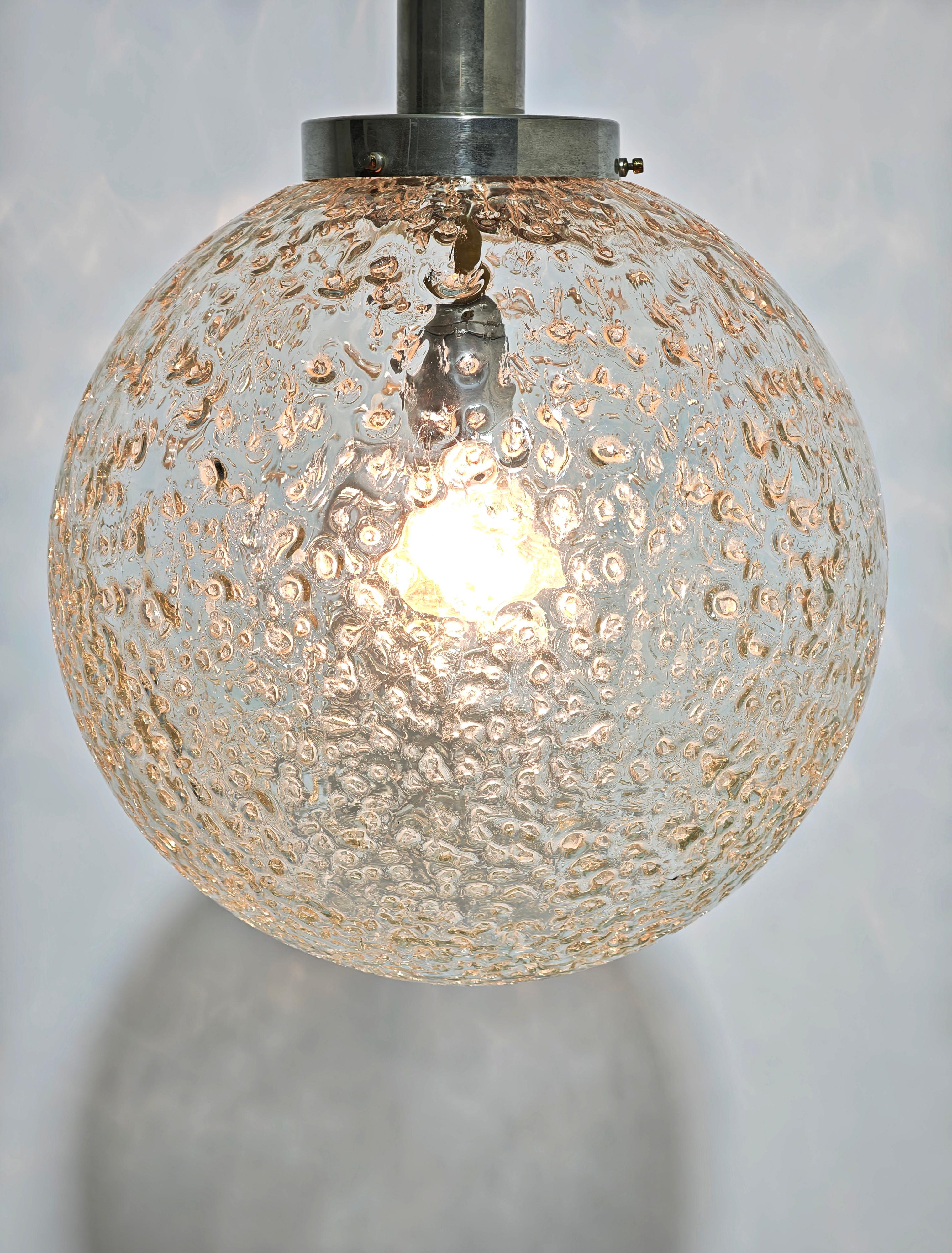 Lampada a sospensione Globe di Doria, Germania, realizzata a metà del secolo scorso, circa 1970. Questa lampada è realizzata in ottone cromato (nichel) e ha un globo di vetro soffiato a mano, spesso e strutturato.  Ti preghiamo di guardare