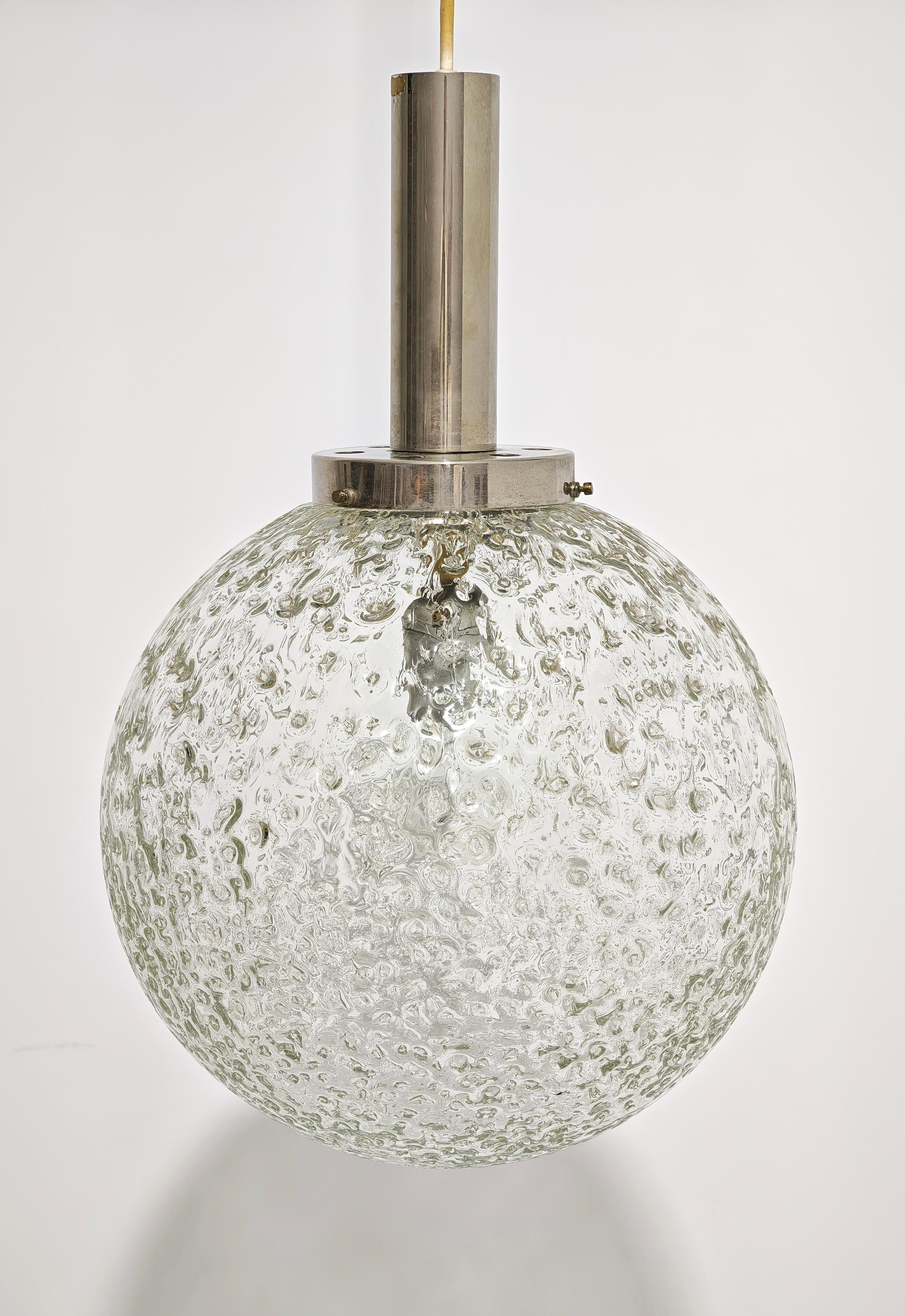 Tedesco Lampada a sospensione di Doria, globo di vetro e ottone cromato anni '70 Mid-Century Modern in vendita