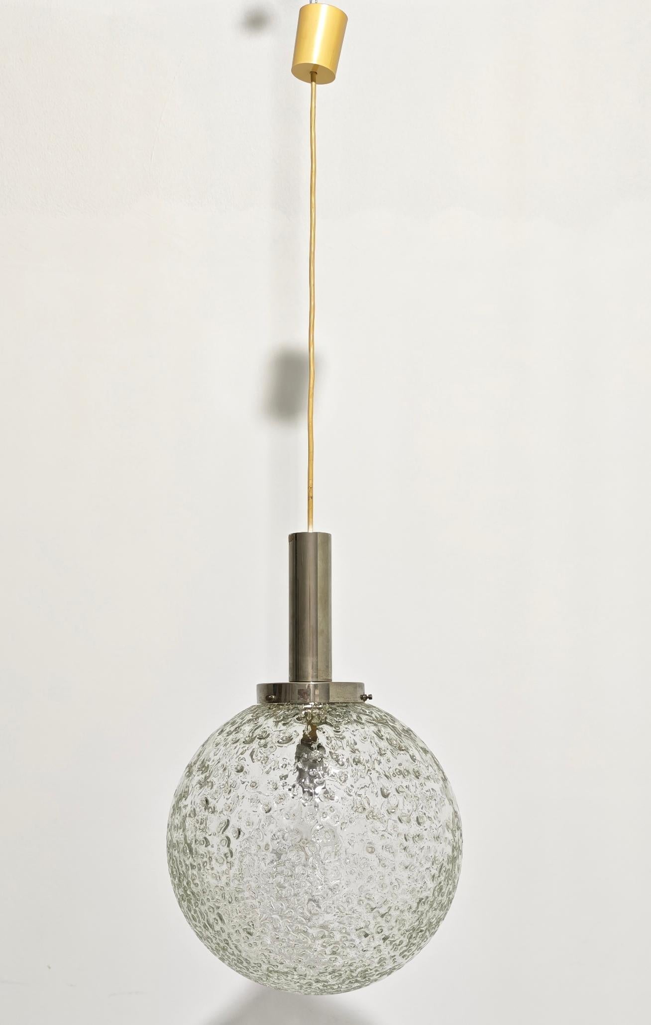 Lampada a sospensione di Doria, globo di vetro e ottone cromato anni '70 Mid-Century Modern In condizioni buone in vendita a Palermo, IT