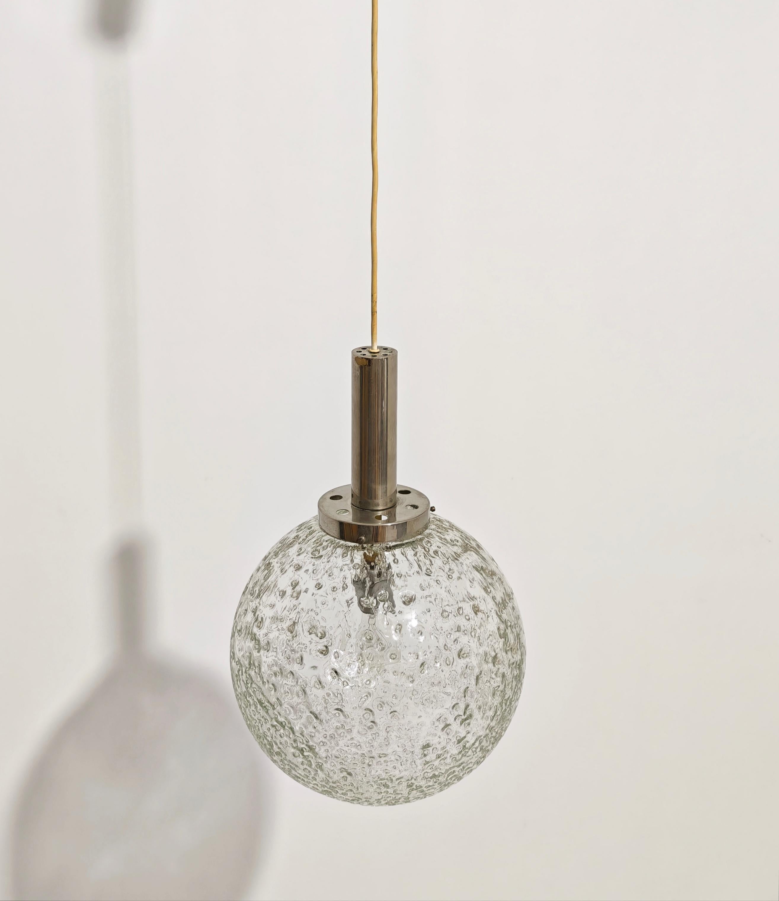 XX secolo Lampada a sospensione di Doria, globo di vetro e ottone cromato anni '70 Mid-Century Modern in vendita