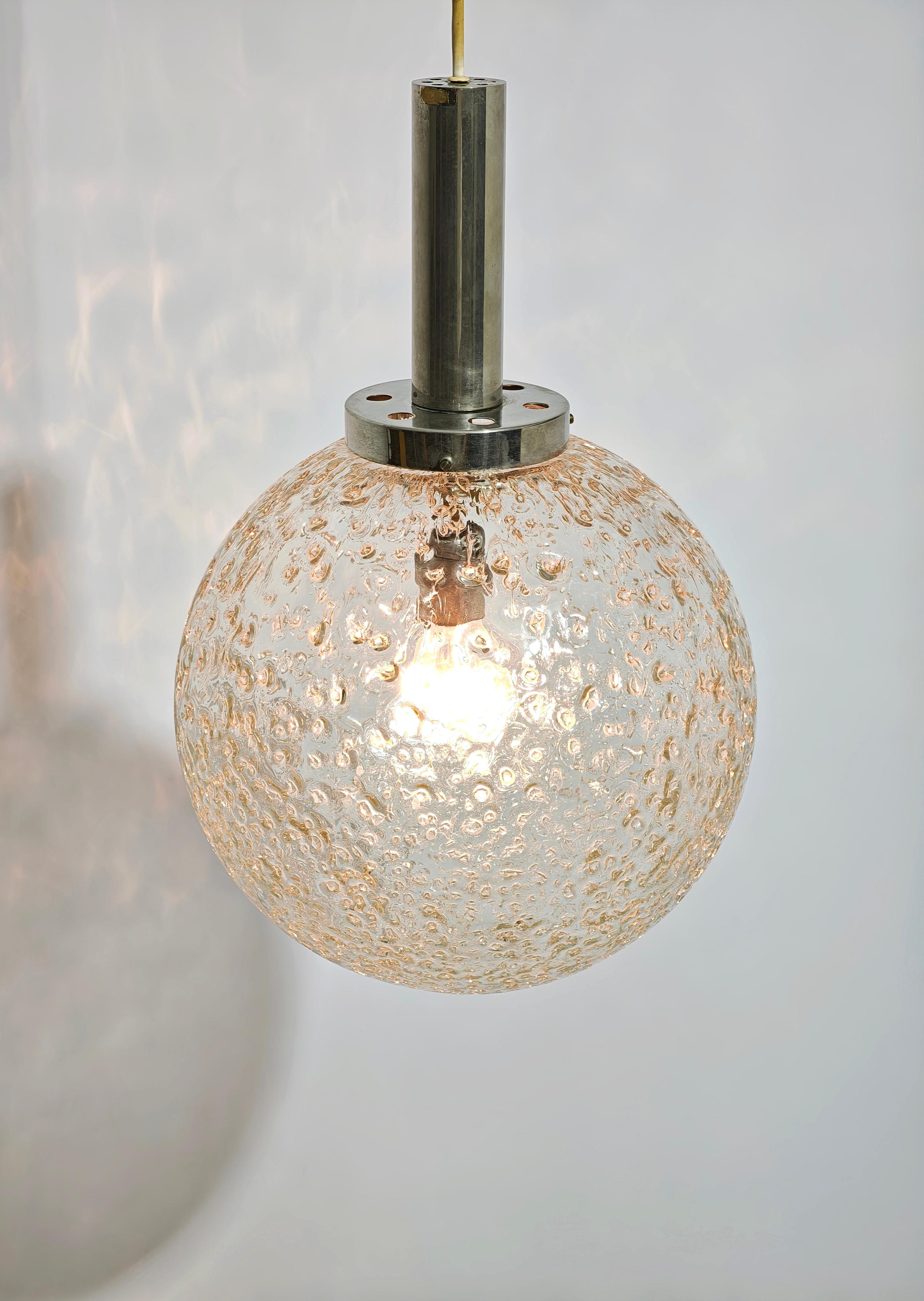 Lampada a sospensione di Doria, globo di vetro e ottone cromato anni '70 Mid-Century Modern in vendita 1