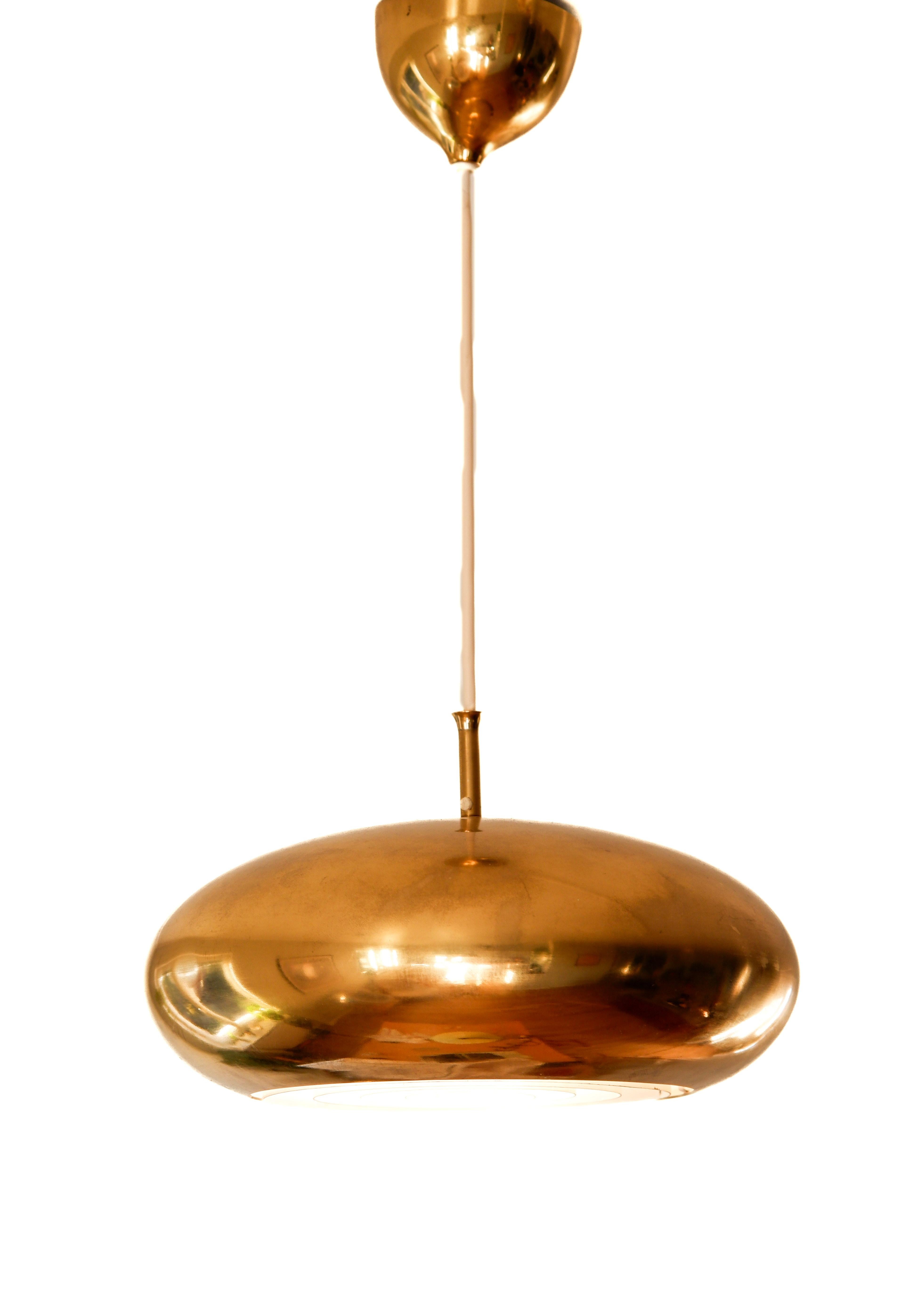 Lampada a sospensione progettata dall'editore svedese Falkenberg negli anni '60. La lampada è realizzata in ottone massiccio, con un diffusore in ferro laccato bianco. Un design scandinavo davvero forte. Falkenbergs Belysning è uno dei principali