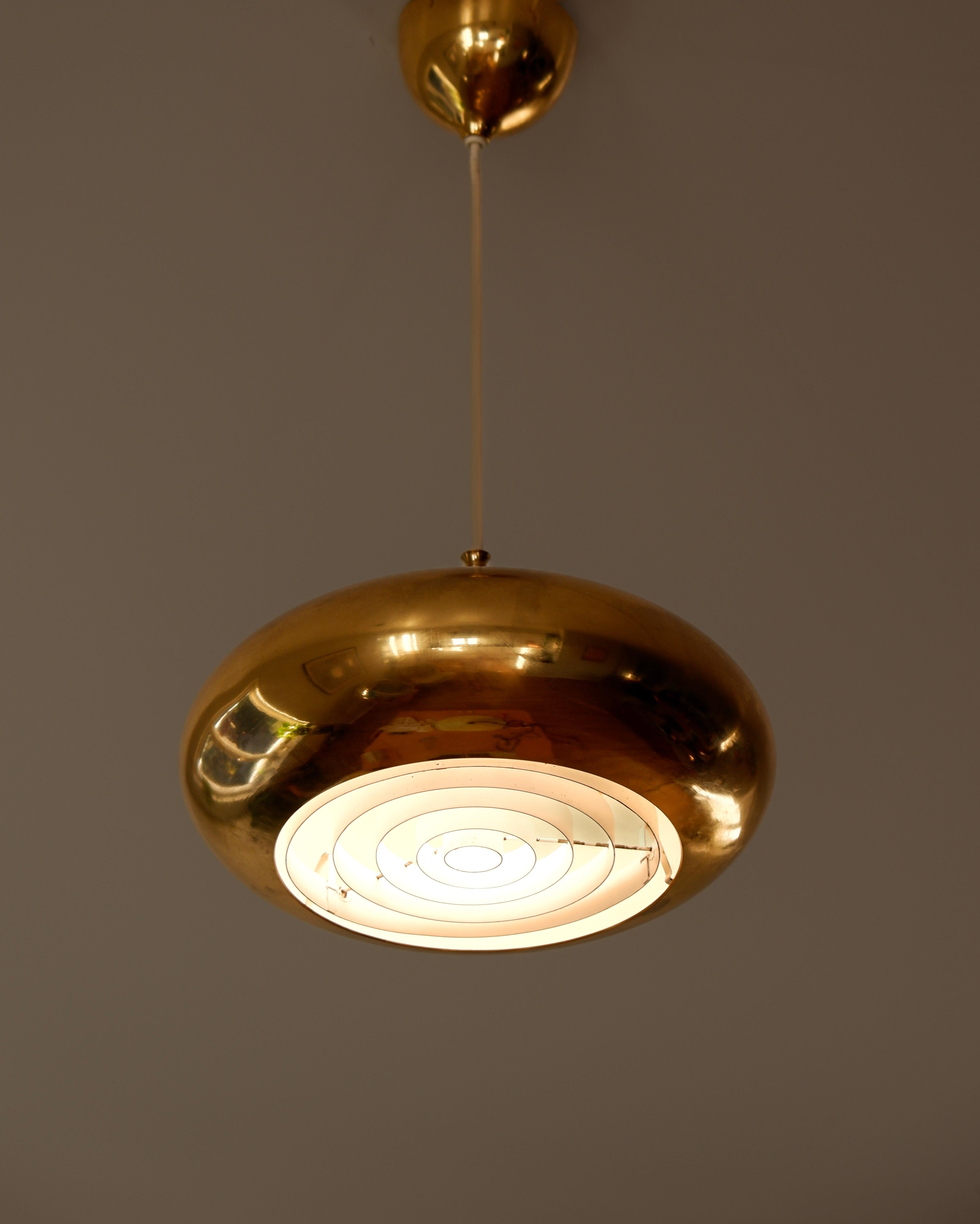 Svedese Lampada a sospensione di Falkenberg, Svezia, 1960 circa, in ottone e ferro. in vendita