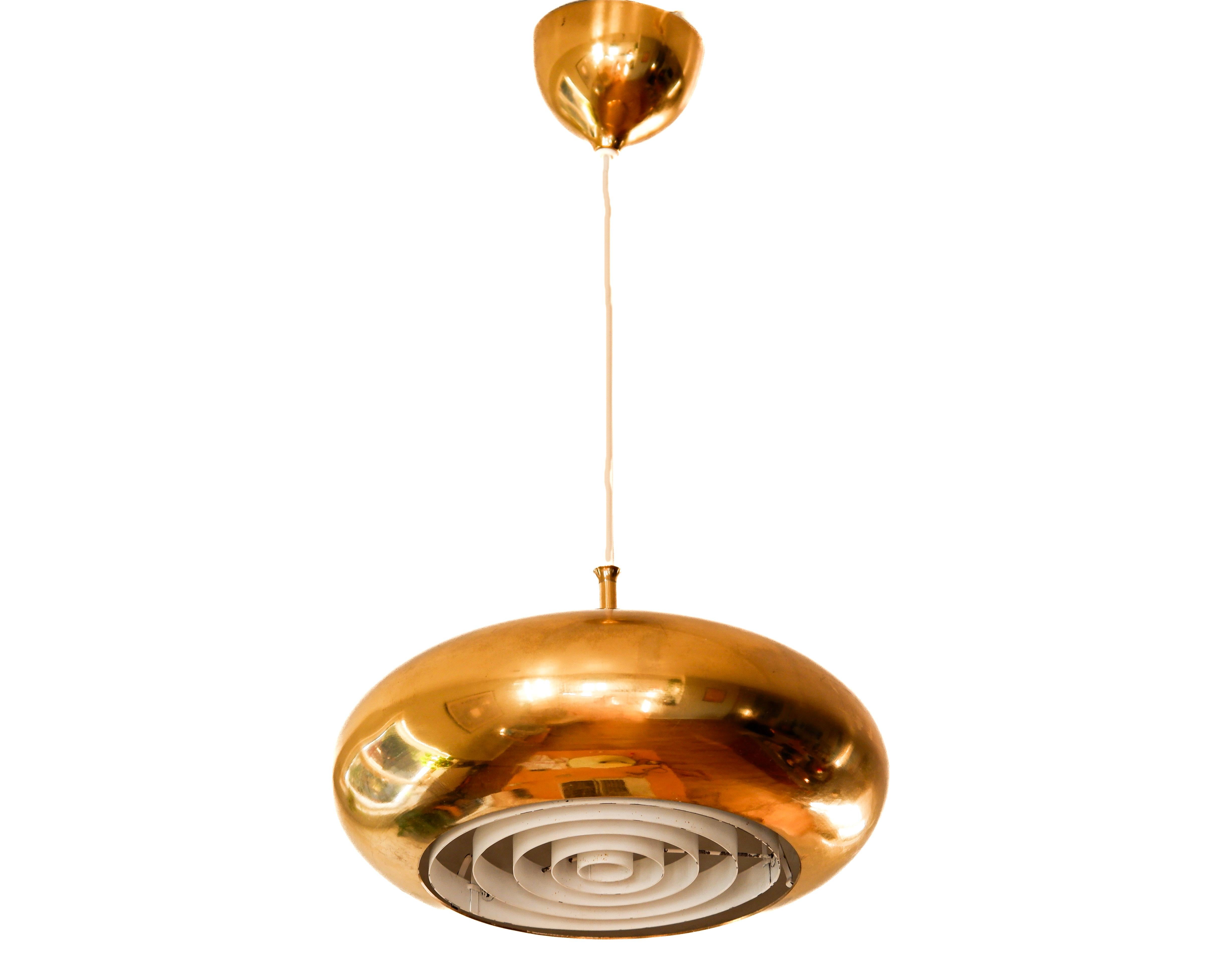 Metà XX secolo Lampada a sospensione di Falkenberg, Svezia, 1960 circa, in ottone e ferro. in vendita