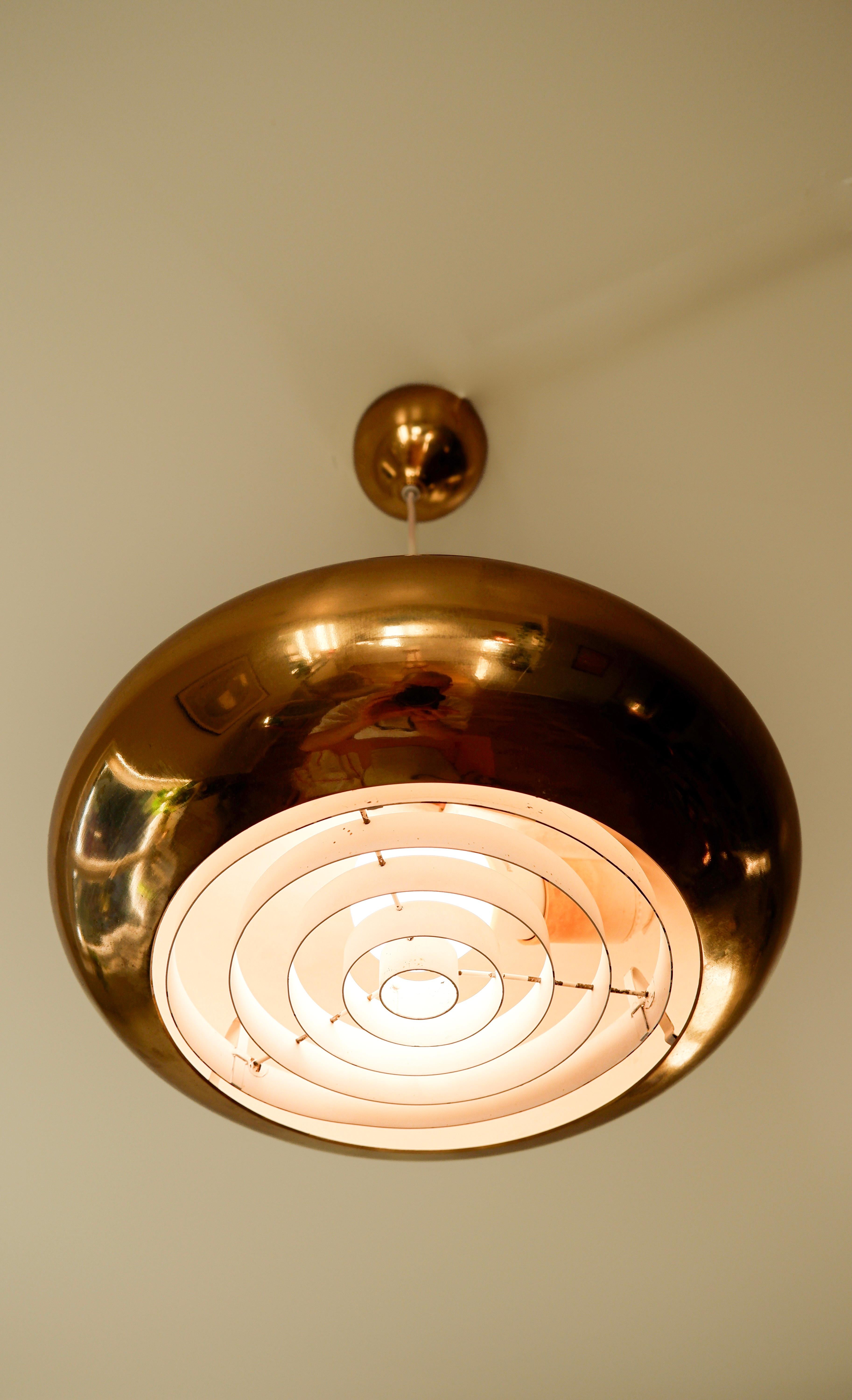 Lampada a sospensione di Falkenberg, Svezia, 1960 circa, in ottone e ferro. in vendita 1