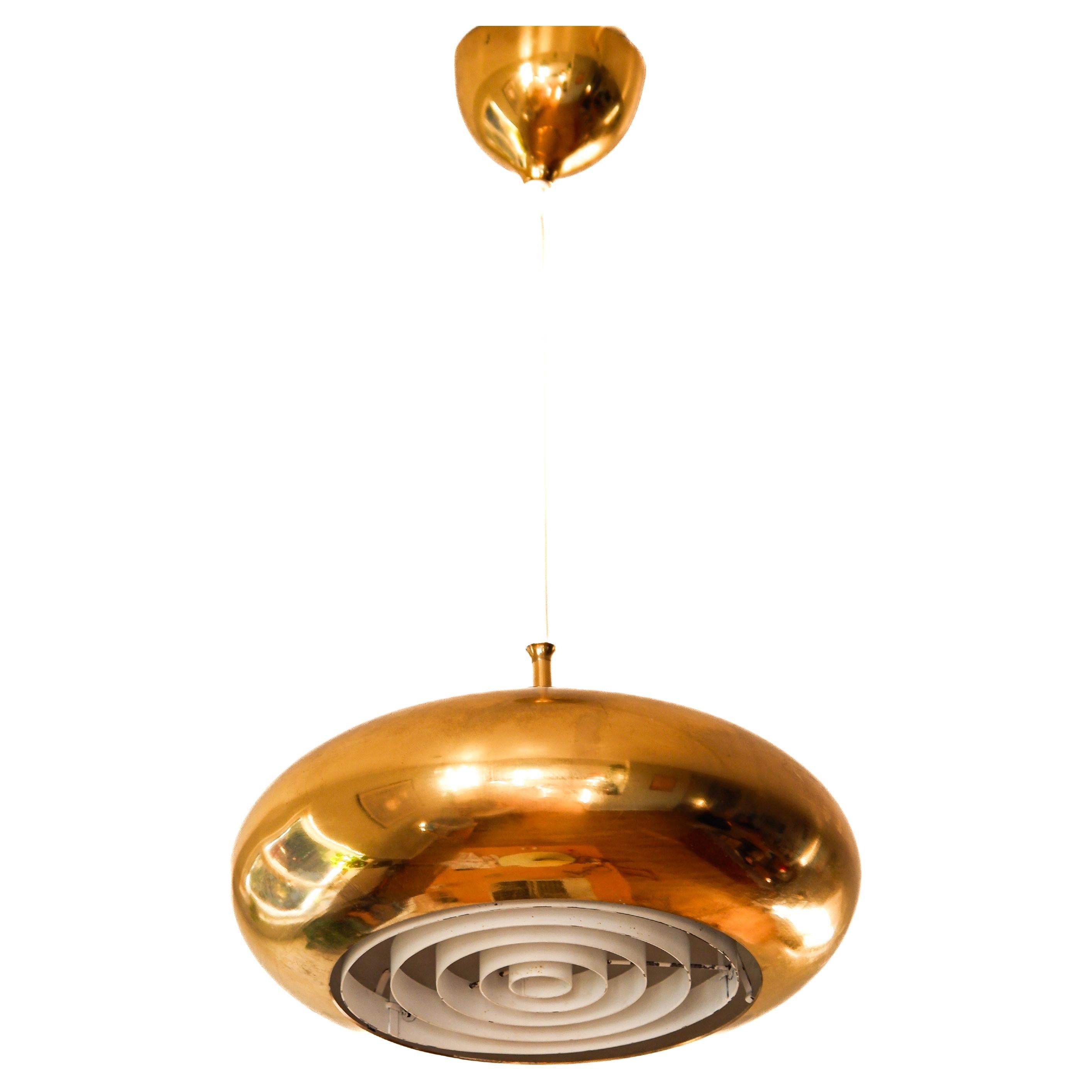 Lampada a sospensione di Falkenberg, Svezia, 1960 circa, in ottone e ferro.