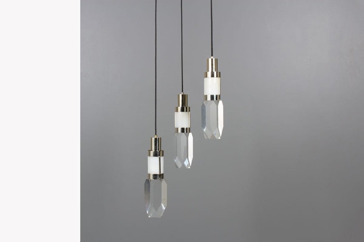 Lampada a sospensione a 3 luci realizzata dal designer italiano Gaetano Missaglia negli anni '70
L'altezza è regolabile
Montaggio a soffitto, 3 cavi neri, perspex bianco, elementi cromati, plexiglass
Dischi colorati all'interno (rimovibili)
Buone