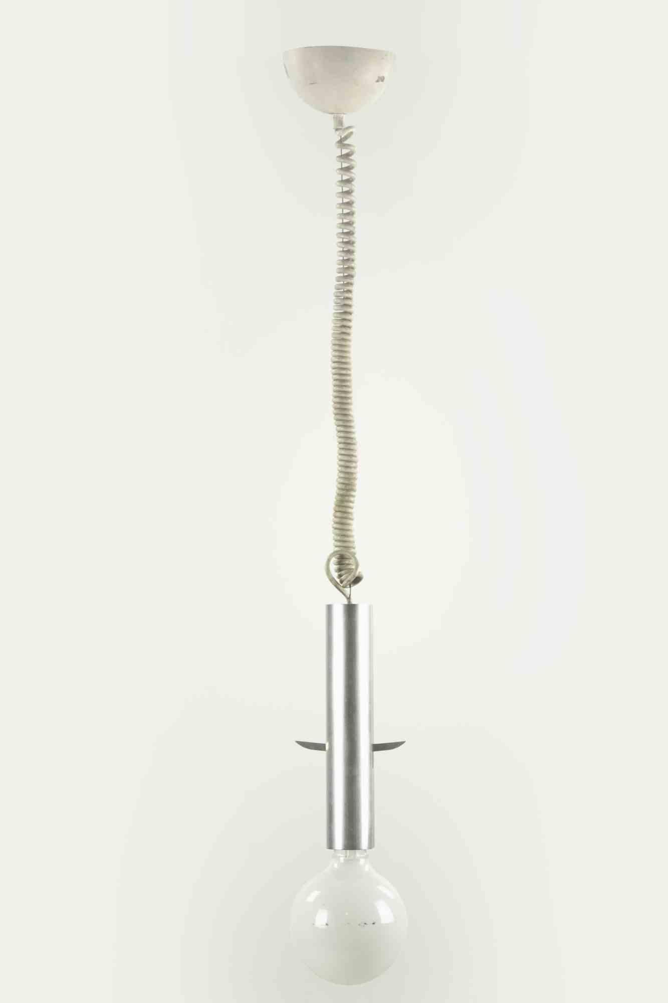 Die Pendelleuchte ist eine originelle Lampe, die in den 1970er Jahren von Gaetano Sciolari entworfen wurde.

Eine minimalistische und elegante Leuchte mit einer röhrenförmigen Metallstruktur.

Neuwertiger Zustand.

Eine Ikone, die gesammelt
