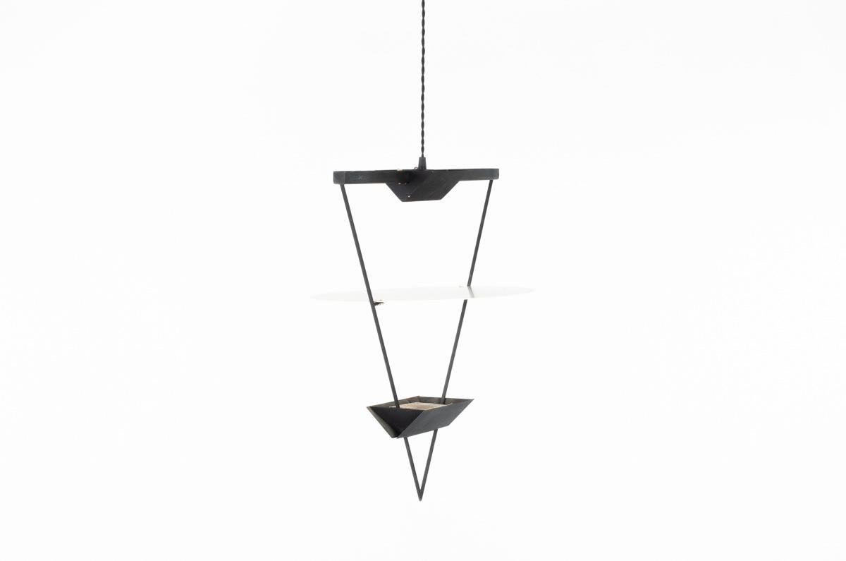 Lampe à suspension du designer Mario Botta pour Artemide dans les années 80.
Structure triangulaire noire en métal, réflecteur métallique à disque blanc.