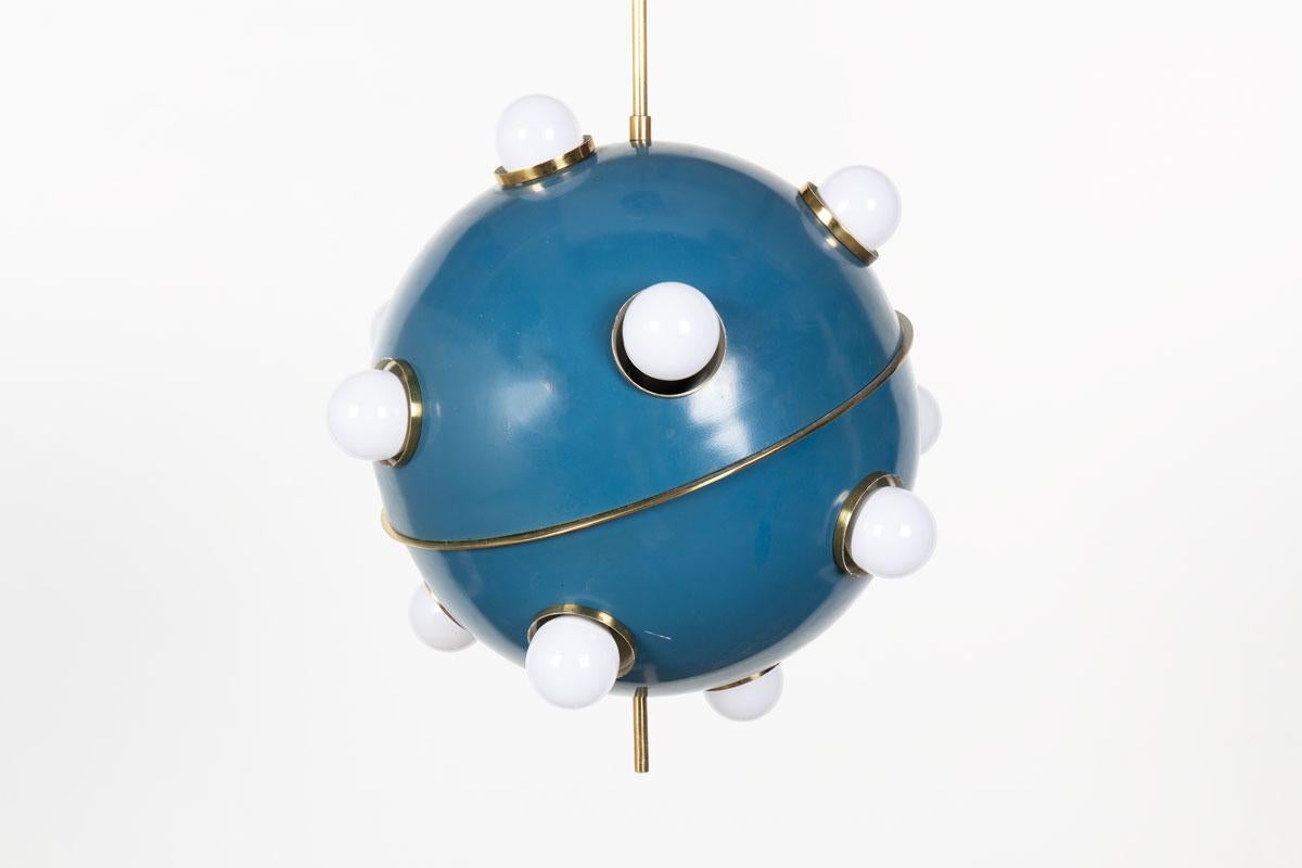 Lámpara colgante modelo 551 de Oscar Torlasco para Lumi
1958
Brazo vertical de latón, esfera lacada azul de metal
12 puntos de luz
100% de origen
bombillas suministradas en el momento de la compra