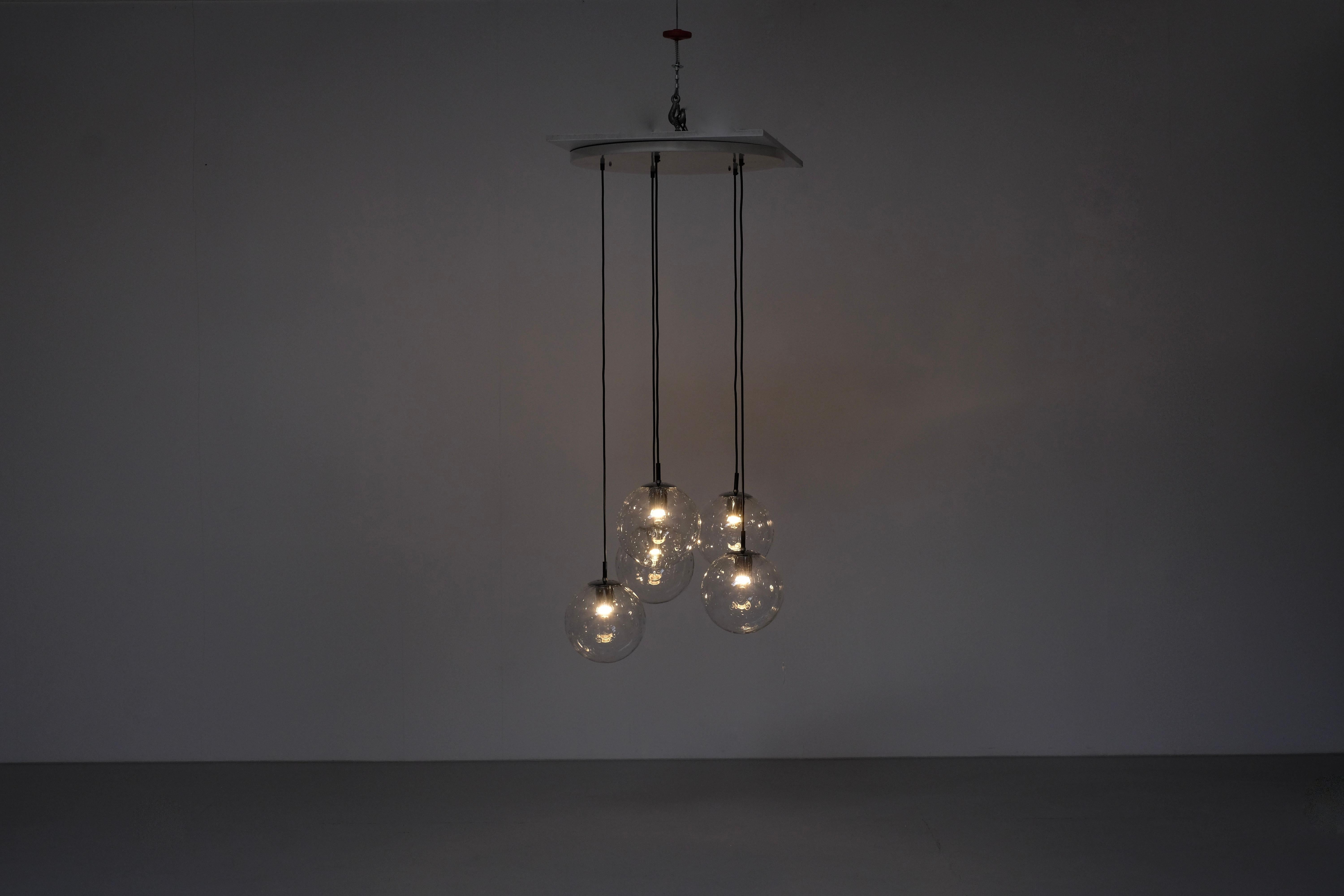 Sospensione composta da 5 palline ( 25cm ) rif. B1226 con possibilità di regolare l'altezza di ogni pallina.

Non include la lampadina, lampadina E27.

Progettato da RAAK Amsterdam, Paesi Bassi, circa 1968.

 

 

Produttore - RAAK