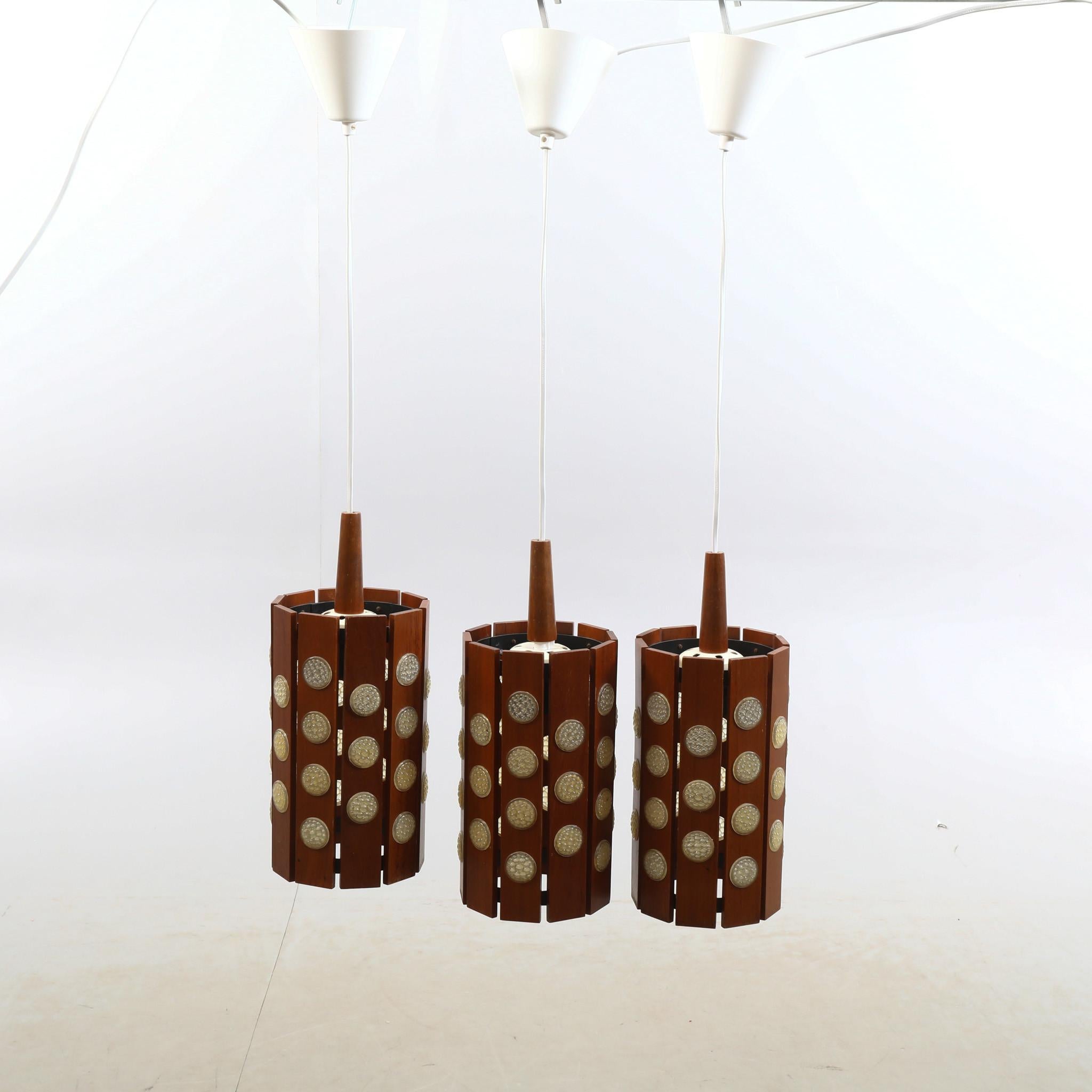 Lámpara colgante  por  Verner Schou madera Dinamarca. 1960s. en venta 1