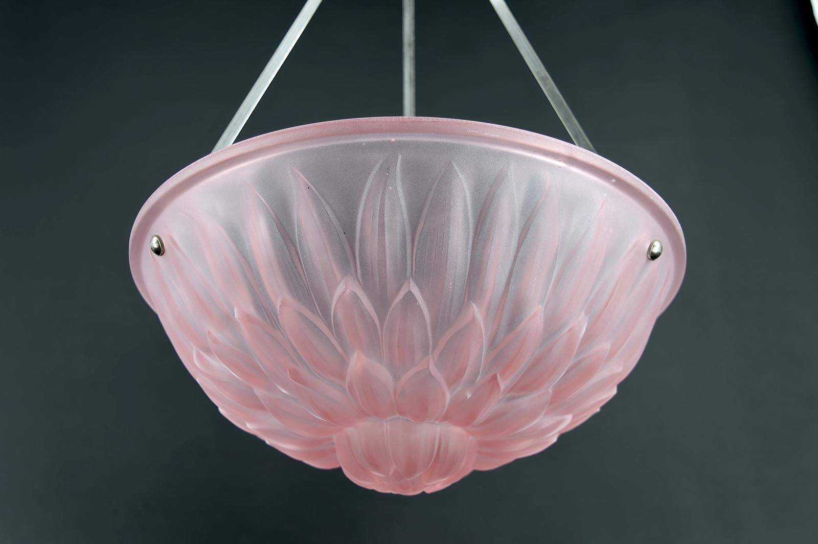 Art Déco Lampada a sospensione / lampadario / paralume a ciotola in vetro con motivo floreale, Art Deco anni '30 in vendita