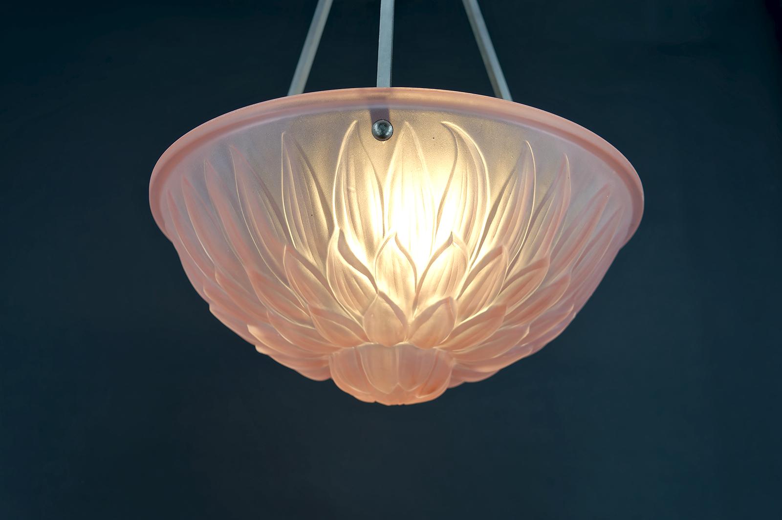 Francese Lampada a sospensione / lampadario / paralume a ciotola in vetro con motivo floreale, Art Deco anni '30 in vendita