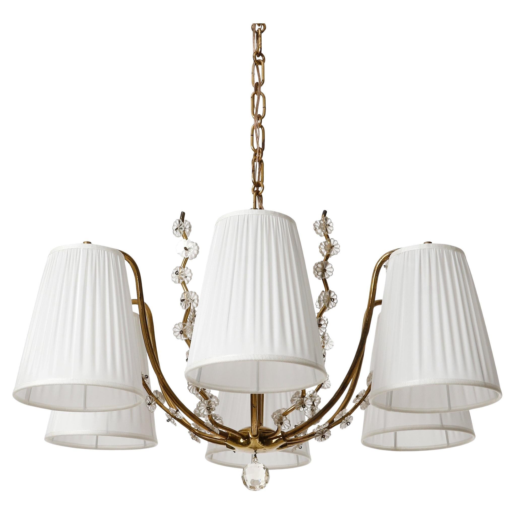 Pendant Light Chandelier, Brass Glass White Pleated Silk Shades, 1960 In Good Condition For Sale In Hausmannstätten, AT