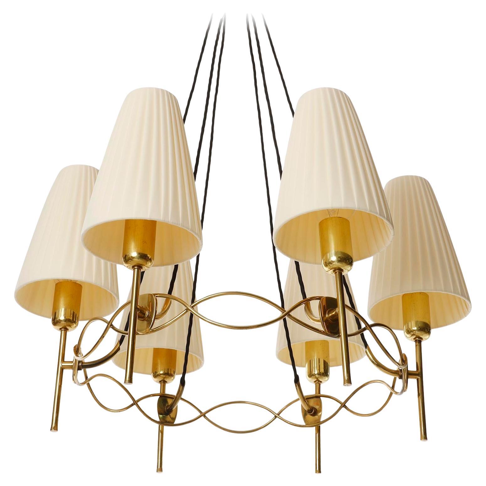 Art Déco Lampadario a sospensione, paralumi in ottone plissettati in tessuto color crema, anni '50 in vendita