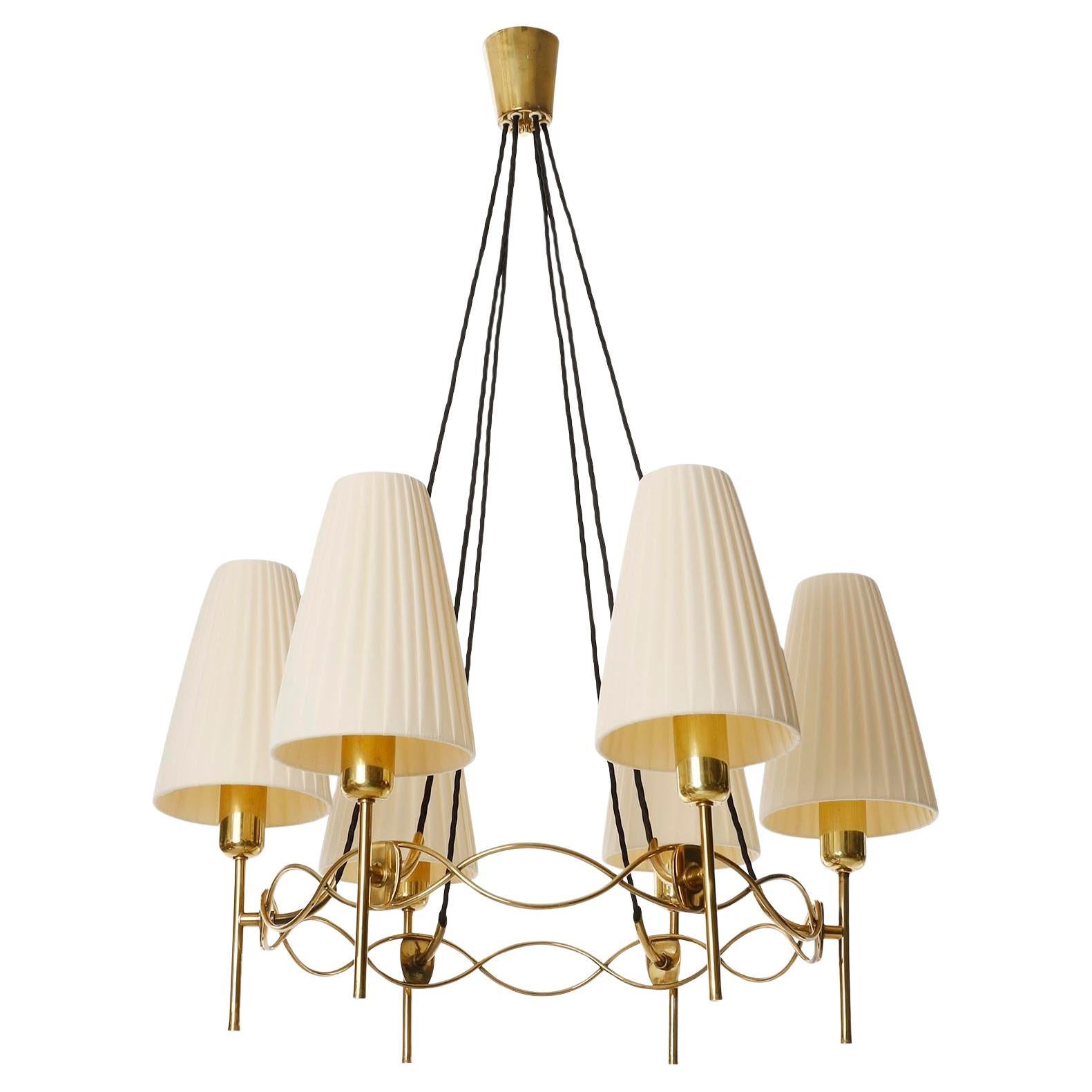 Lucidato Lampadario a sospensione, paralumi in ottone plissettati in tessuto color crema, anni '50 in vendita