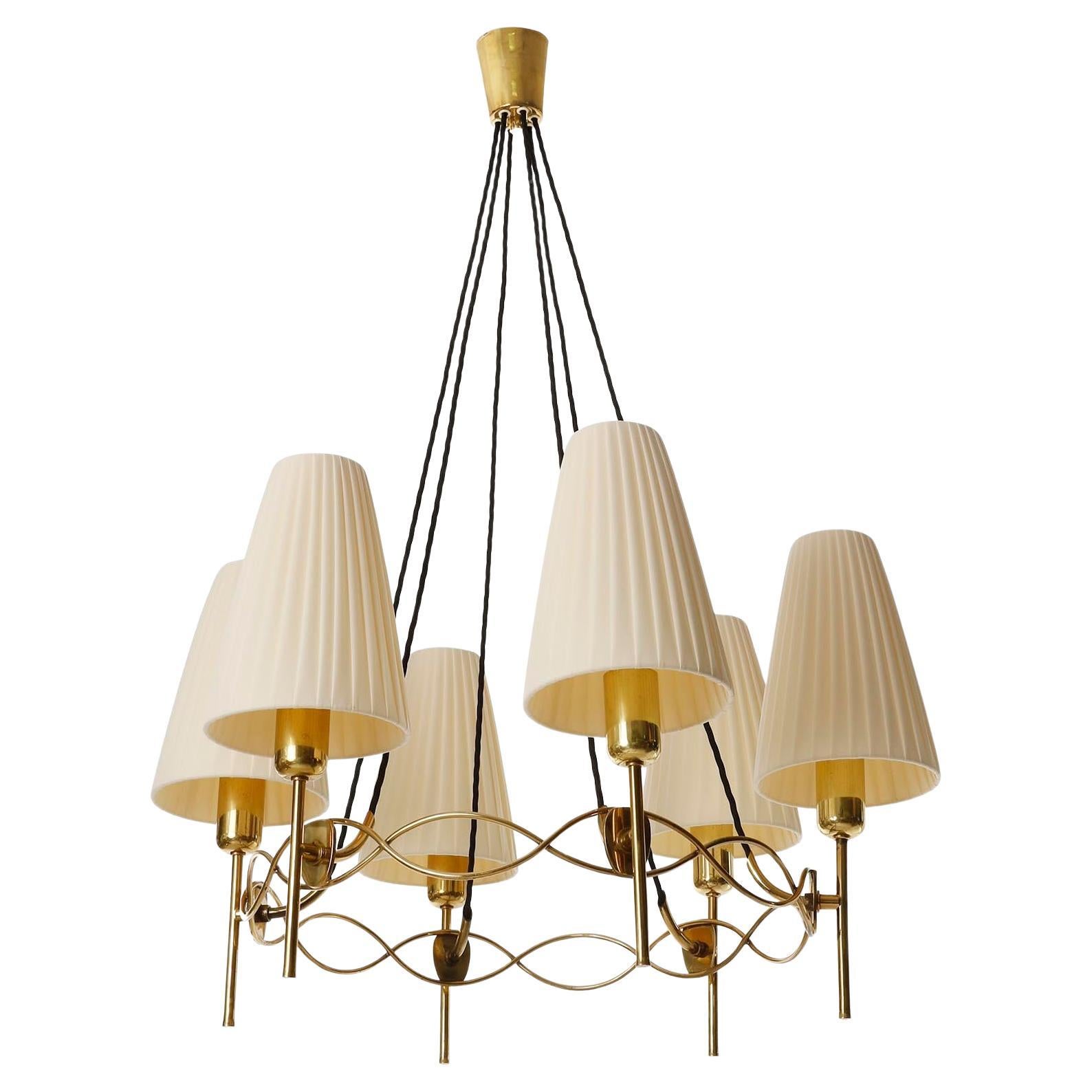 Lampadario a sospensione, paralumi in ottone plissettati in tessuto color crema, anni '50 In condizioni buone in vendita a Hausmannstätten, AT