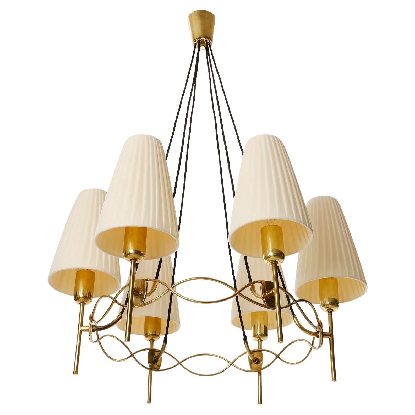 Metà XX secolo Lampadario a sospensione, paralumi in ottone plissettati in tessuto color crema, anni '50 in vendita