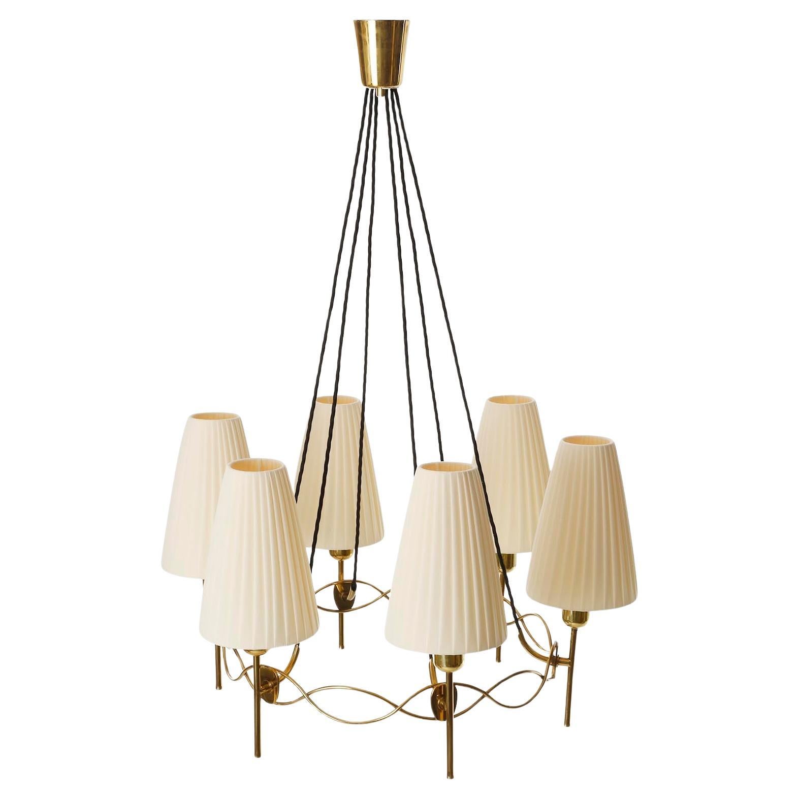 Ottone Lampadario a sospensione, paralumi in ottone plissettati in tessuto color crema, anni '50 in vendita