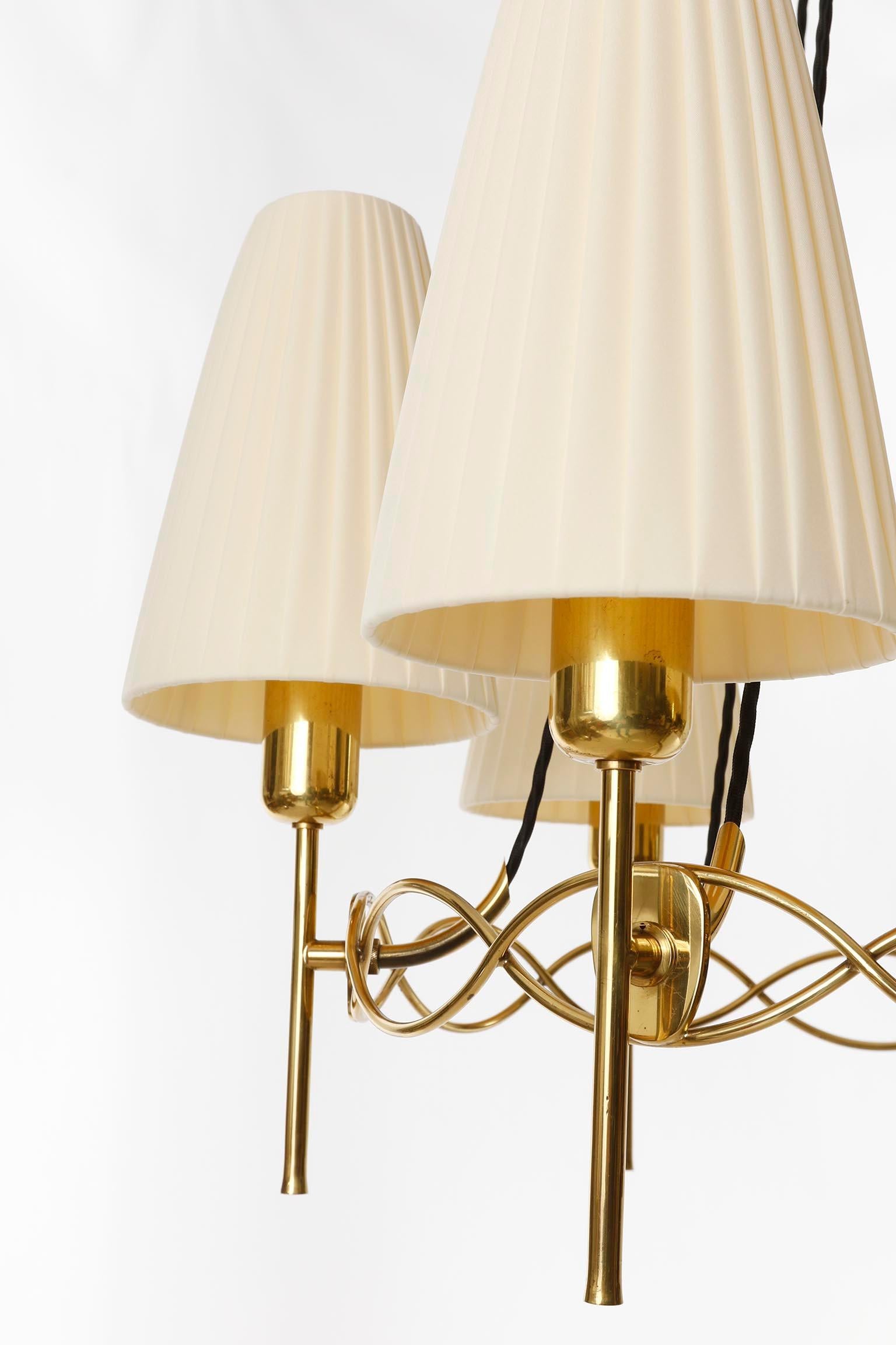 Lampadario a sospensione, paralumi in ottone plissettati in tessuto color crema, anni '50 in vendita 1