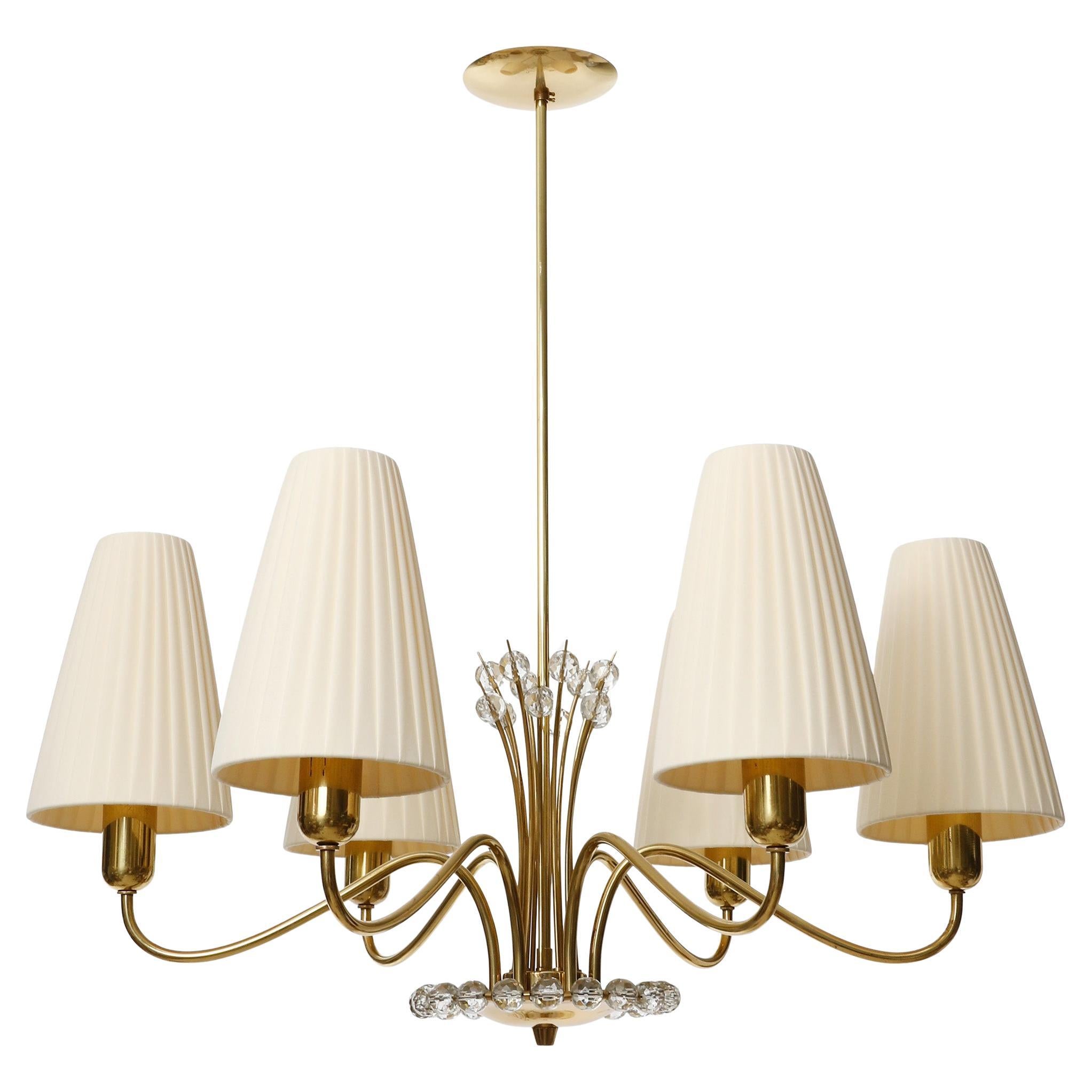 Un fantastico lampadario di Rupert Nikoll prodotto in Austria negli anni '60.
Sei bracci curvi sorreggono paralumi in tessuto plissettato color crema. L'apparecchio è decorato con grandi perle di vetro tagliate.
Le parti in ottone sono in ottime