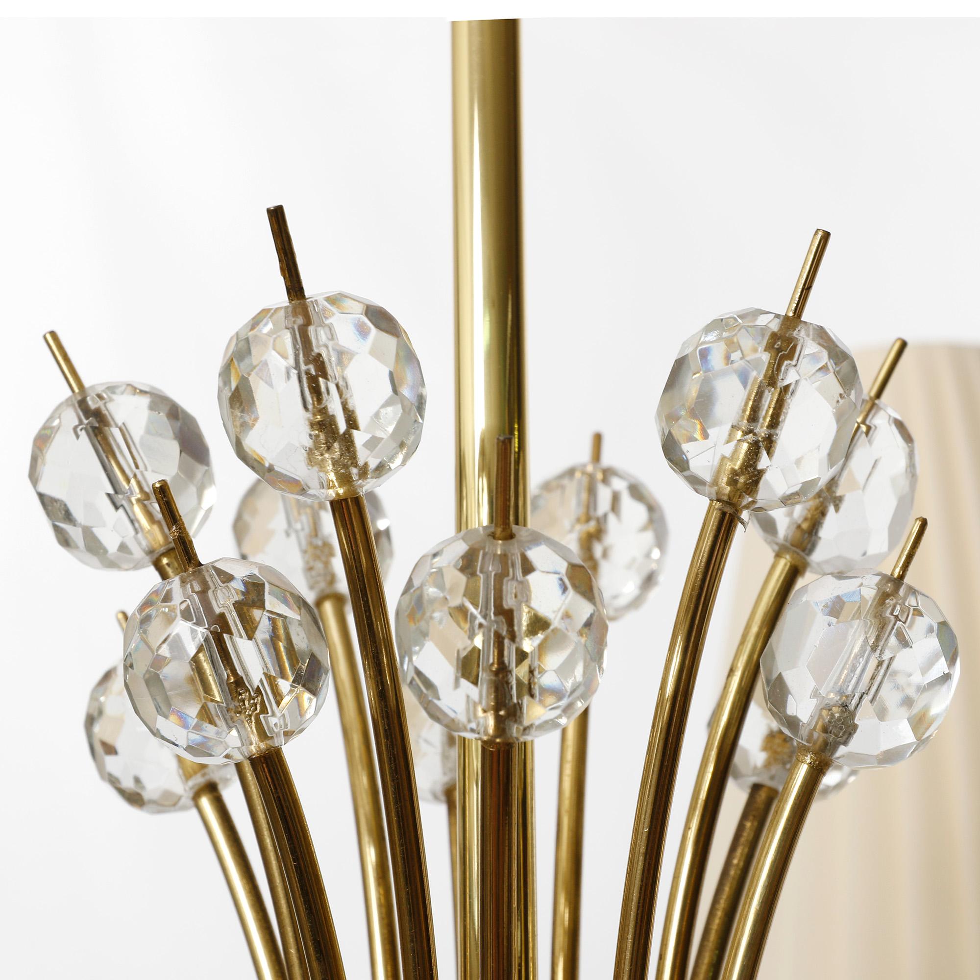Ottone Lampadario a sospensione, Rupert Nikoll, paralumi in vetro d'ottone plissettato color crema, anni '60 in vendita