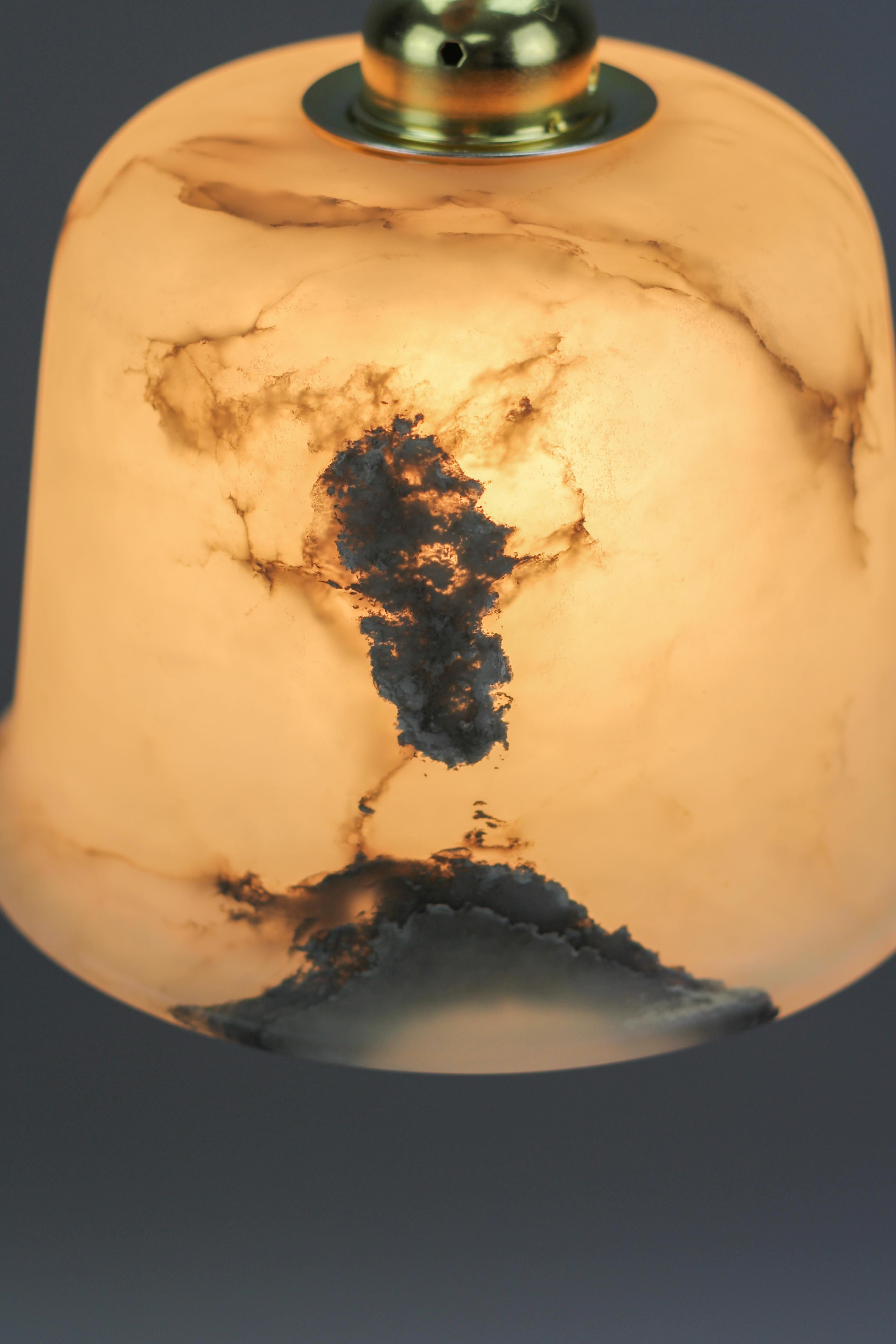 Pendant Light Fixture with White and Black Alabaster Lampshade In Good Condition In Barntrup, DE