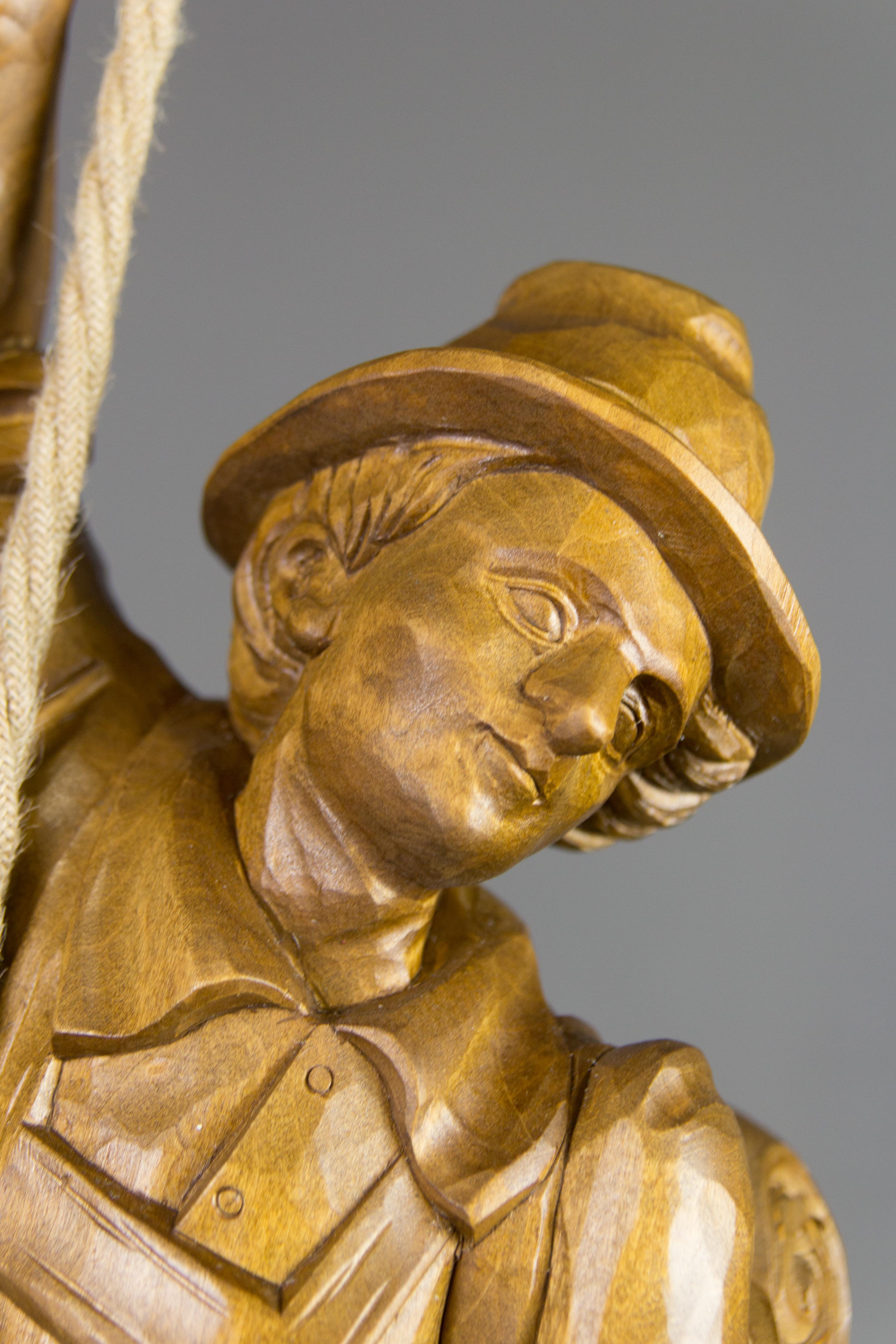 Lampe suspendue en bois sculptée à la main, Montagneur avec lanterne, Allemagne en vente 3